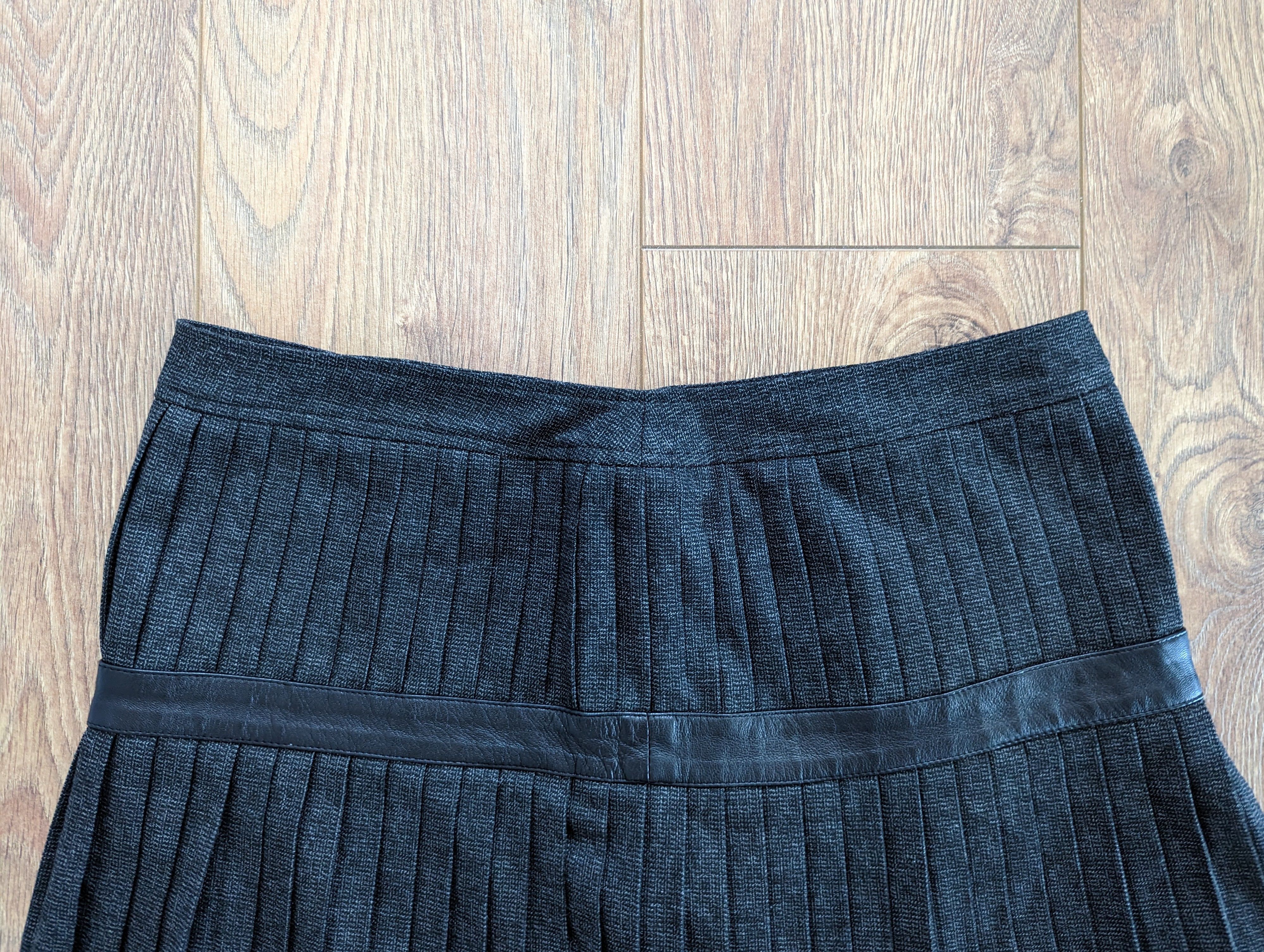 Dolce & Gabbana Dolce & Gabbana Mini Skirt Leather Applic 38 M Made In Italy Size 26" / US 2 / IT 38 - 3 Thumbnail