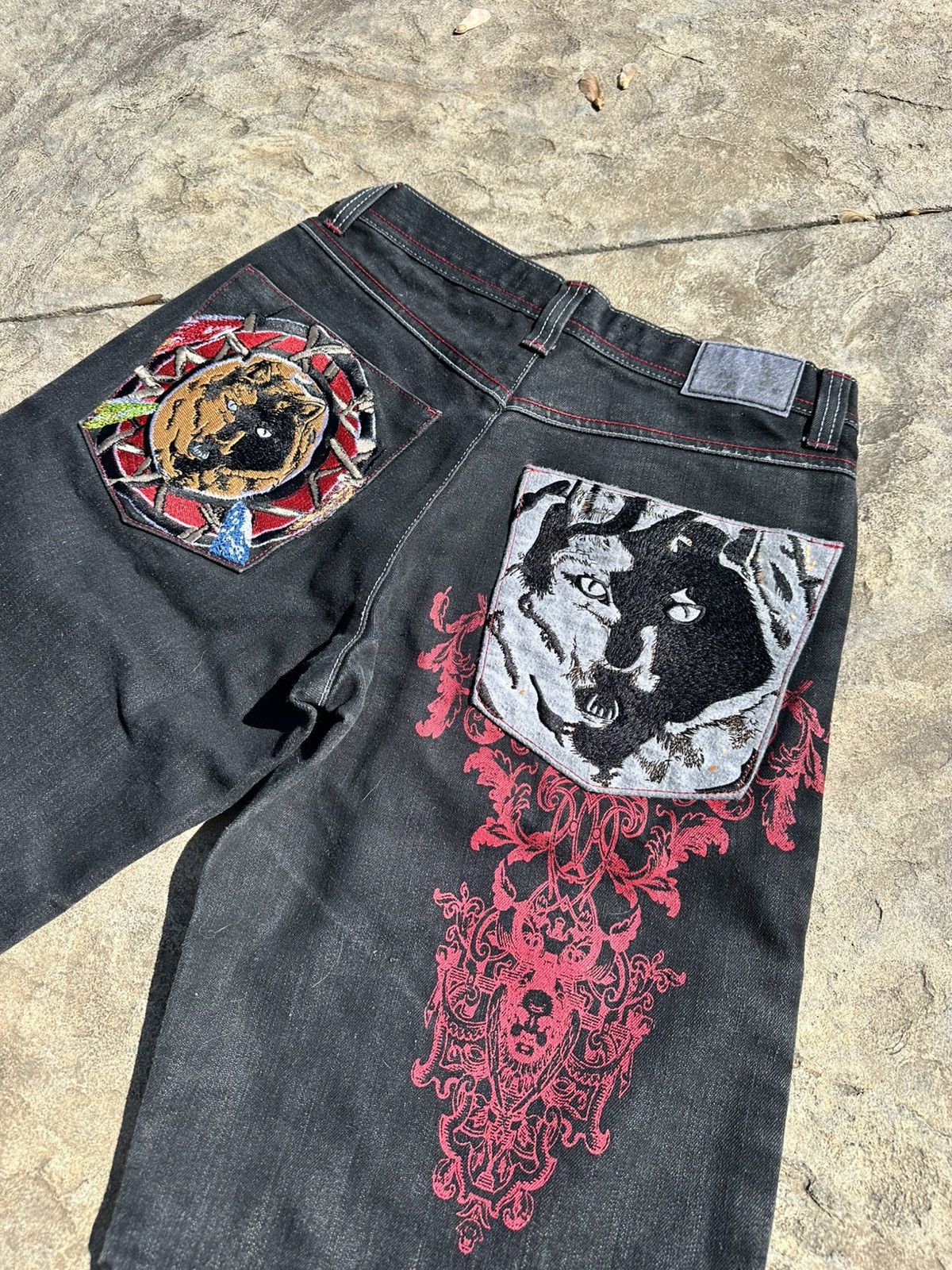 JNCO Y2K embroidered wolves baggy long shorts black red skater Size US 32 / EU 48 - 2 Thumbnail