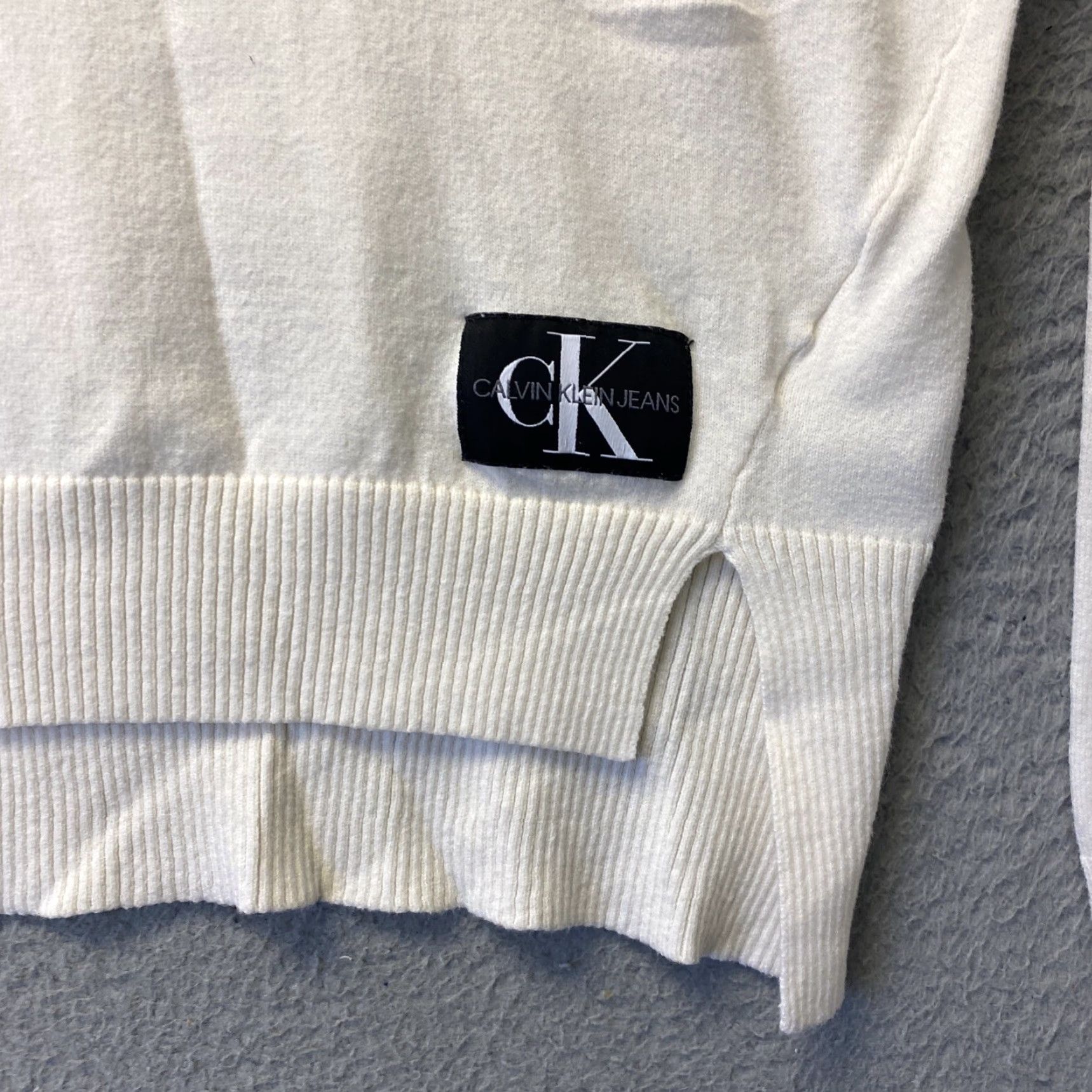 Calvin Klein Calvin Klein Women's Sweater S Cream Long Sleeve V-Neck Pullover Casual All Seasons Fall Winter Spring Summer Size S / US 4 / IT 40 - 2 Thumbnail