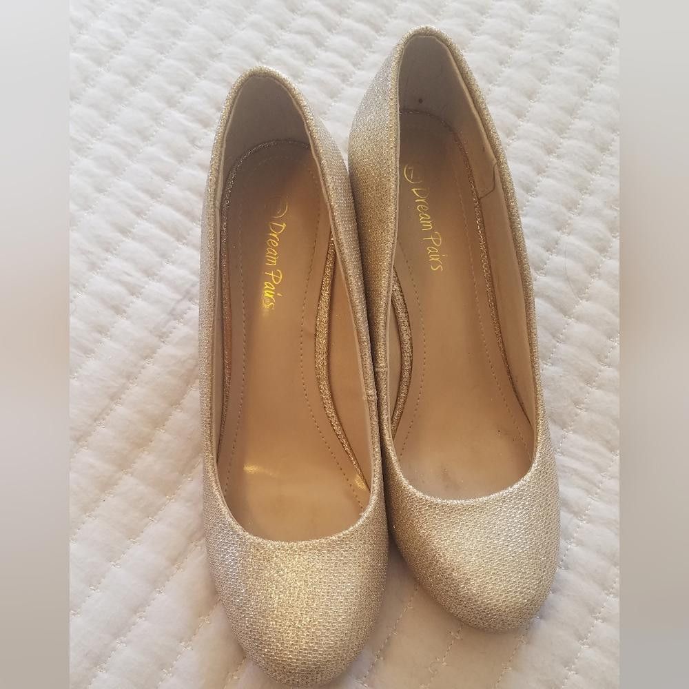 Designer Dream Pairs 7 1/2 Gold Pumps Size US 7.5 / IT 37.5 - 1 Thumbnail