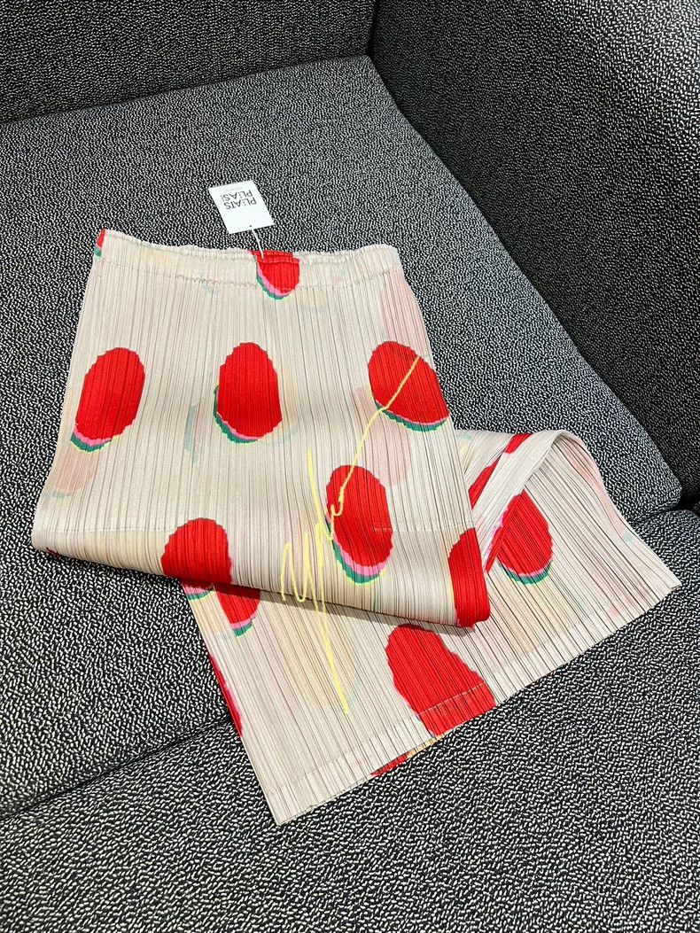 Issey Miyake Issey Miyake size:3 Red red bean skirt Size 22" - 5 Thumbnail