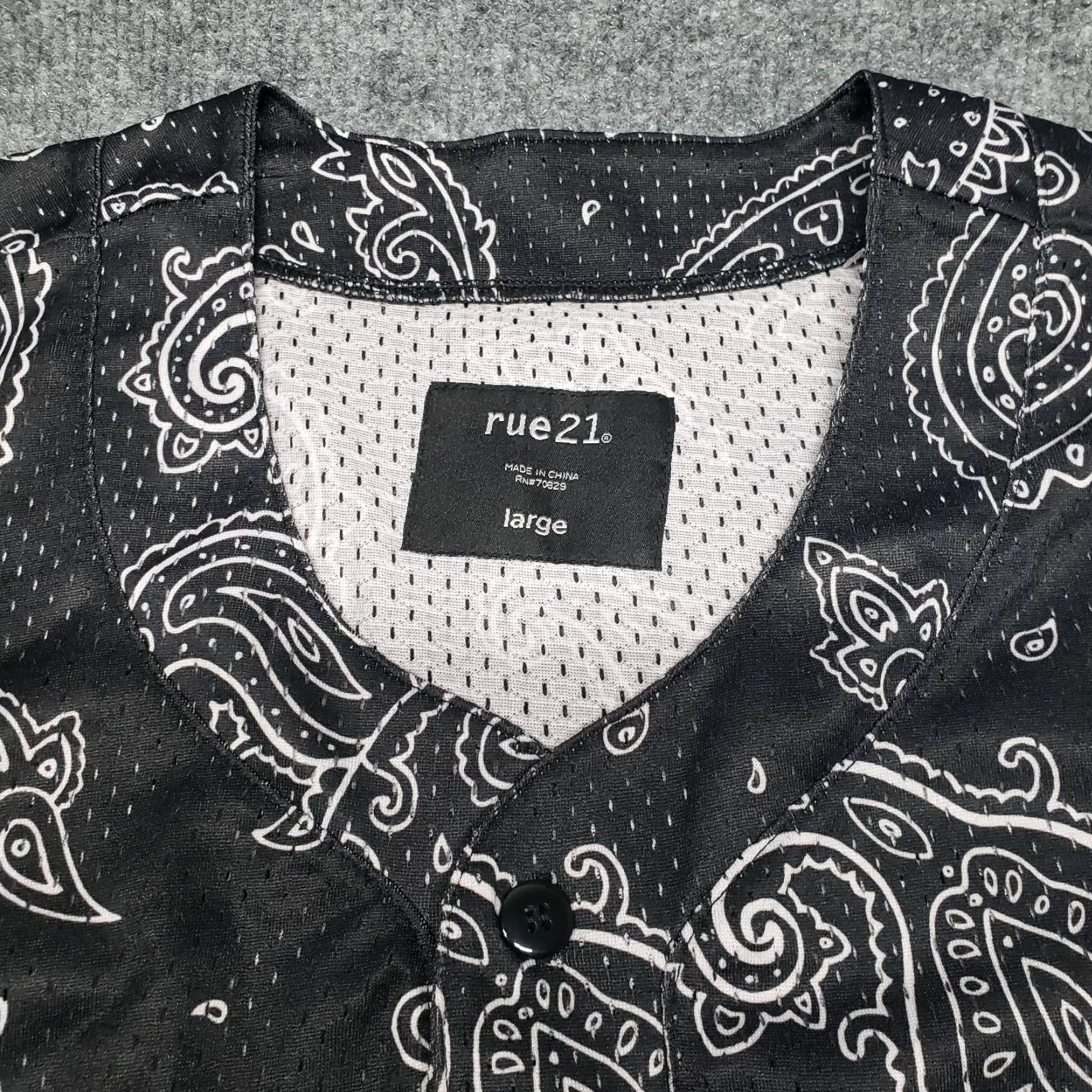 Vintage Rue21 Jersey Shirt Mens L Black Paisley Short Sleeve Button Up Collarless New Size US L / EU 52-54 / 3 - 2 Thumbnail