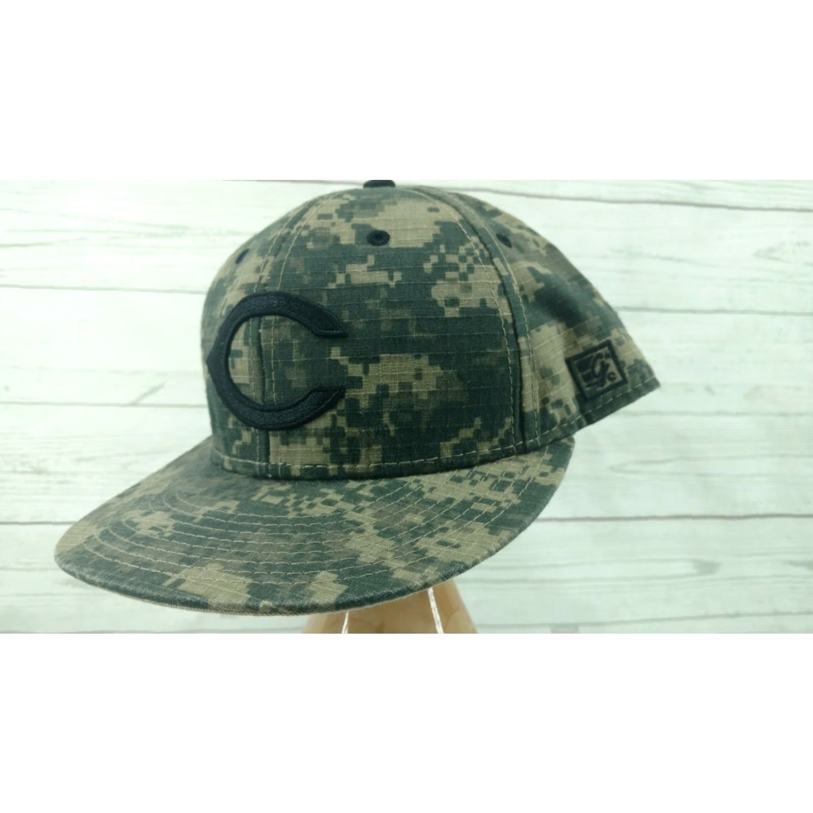 Logo 7 The Game Digital Camo Hat Cincinnati Reds Cap Embroidered Logo Fitted 7.5 Mens Baseball Cap Multicolor Reds Size ONE SIZE - 2 Thumbnail