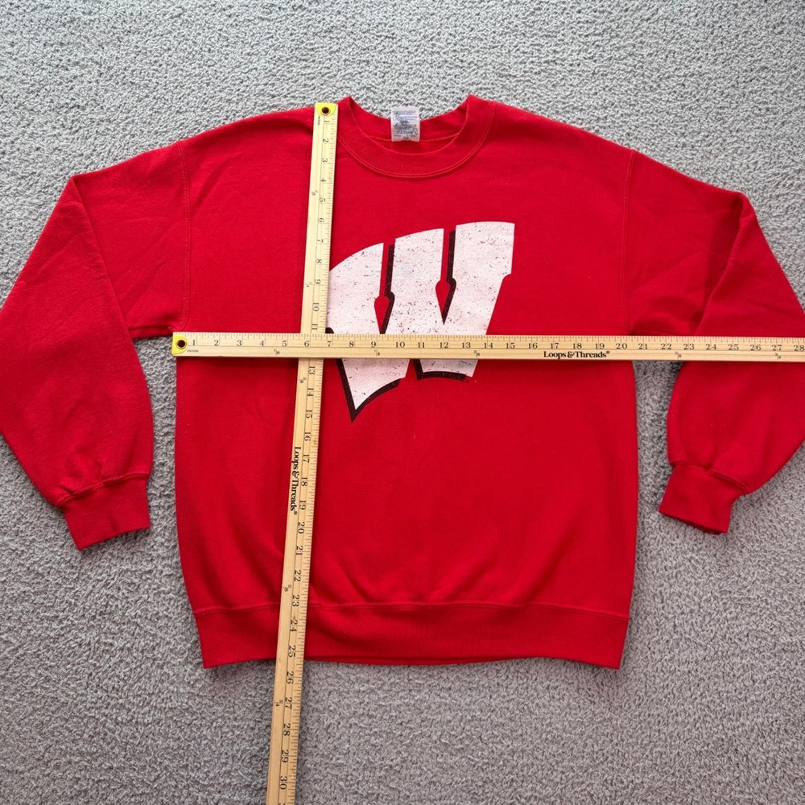 Gildan Wisconsin Badgers Red Crewneck Sweatshirt Mens M W Logo Size US M / EU 48-50 / 2 - 2 Thumbnail