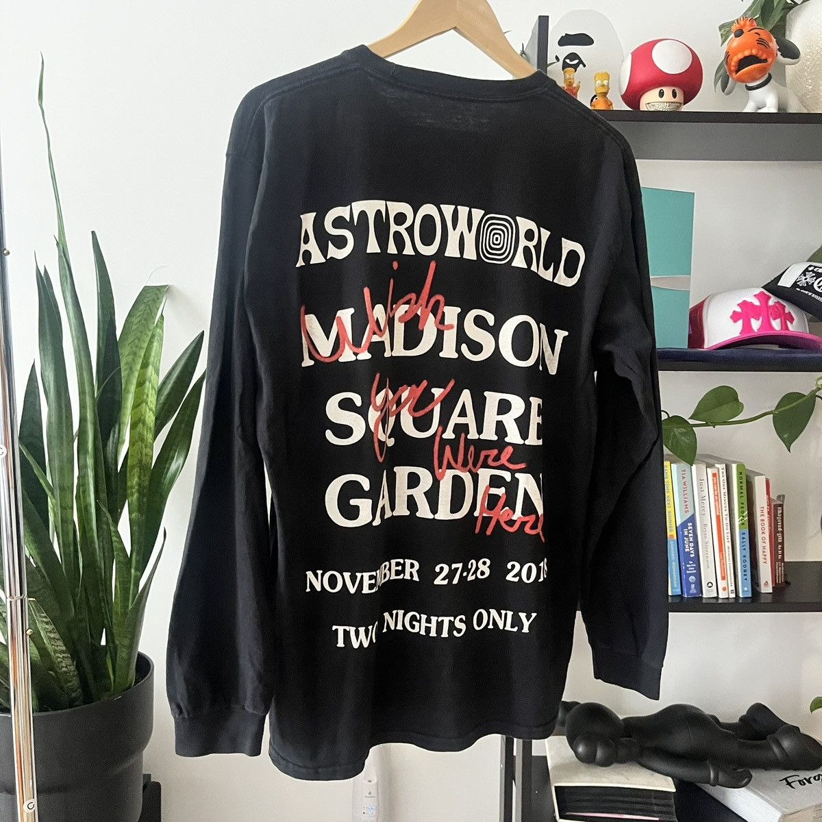 Travis Scott Travis Scott “Astroworld” Merch NYC 2018 Size US M / EU 48-50 / 2 - 5 Thumbnail