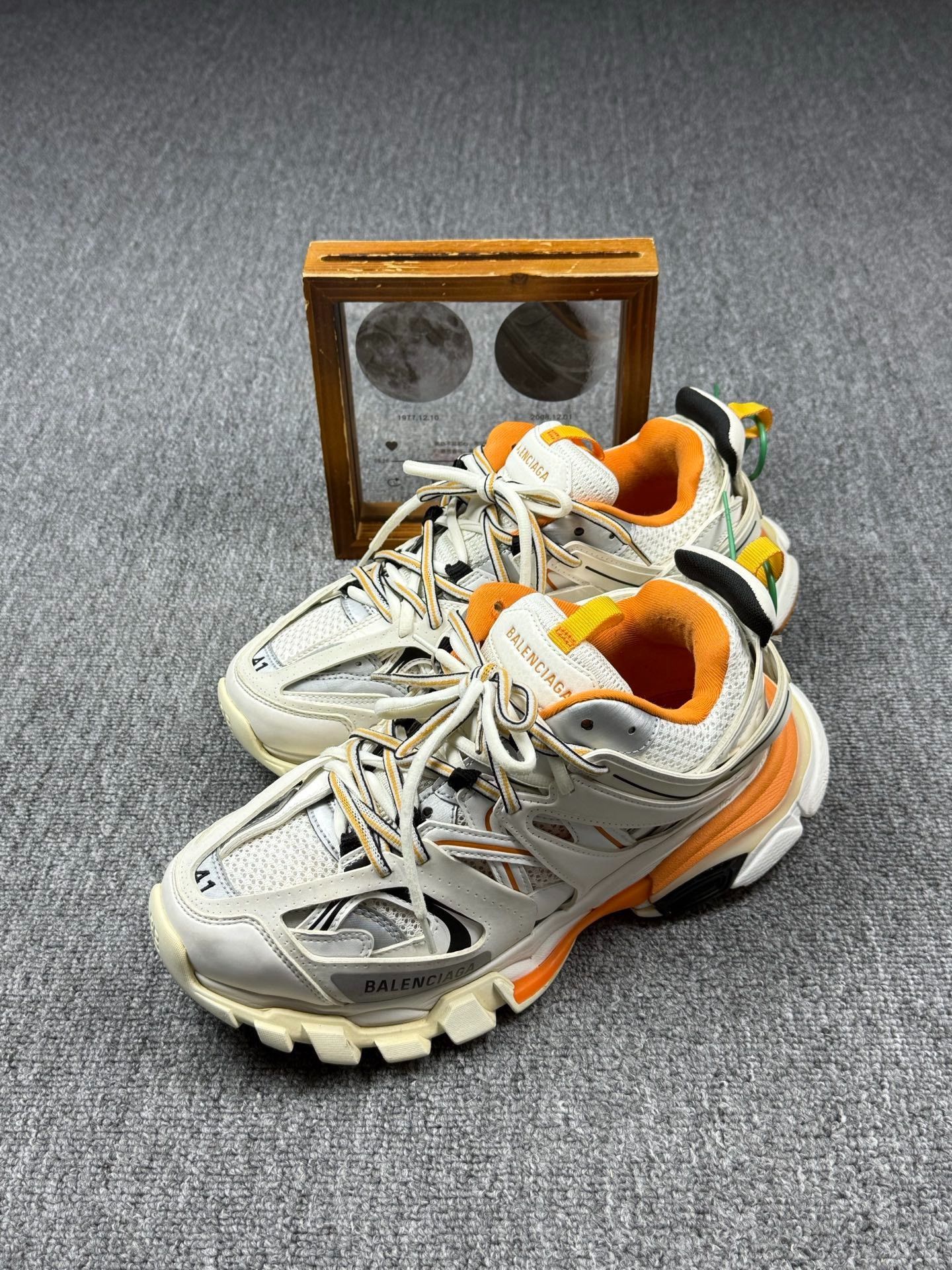 Balenciaga Balenciaga White Lowtop Sneakers 8 Men Size US 8 / EU 41 - 1 Thumbnail