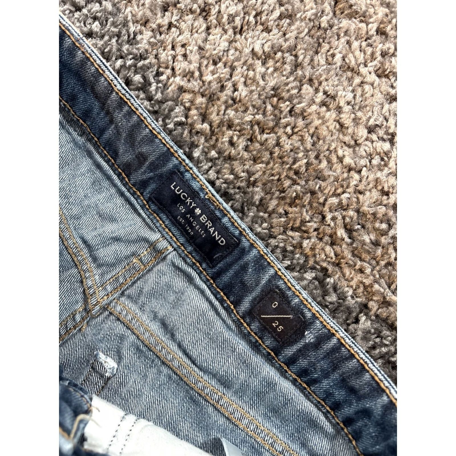 Lucky Brand VINTAGE Lucky Brand Low Rise Shorts Womens 28 Denim Distressed Frayed 90s Cut-Off Mini Blue Size 28" / US 6 / IT 42 - 5 Thumbnail