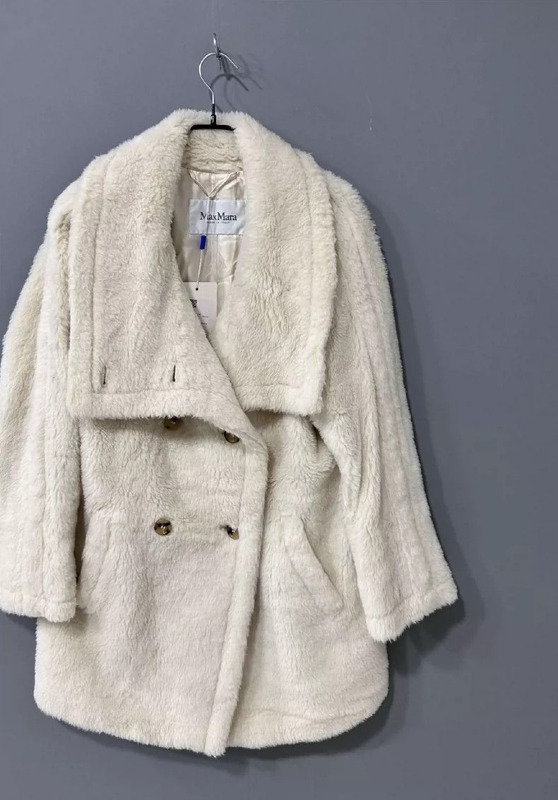 Max Mara Max Mara Short white teddy Size S / US 4 / IT 40 - 2 Thumbnail