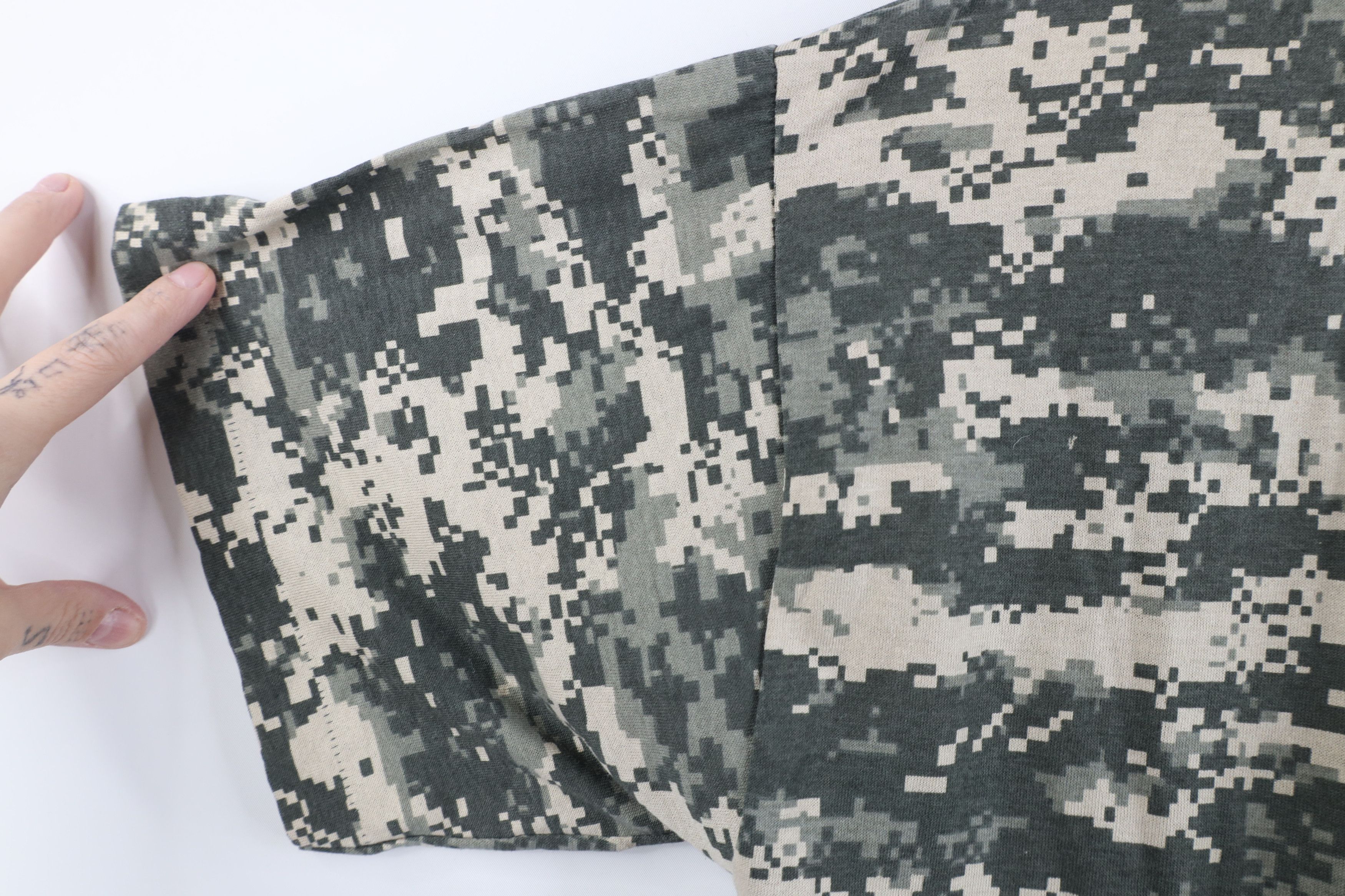 Vintage Vintage 90s Streetwear Digi Camouflage T-Shirt USA Size US L / EU 52-54 / 3 - 5 Thumbnail