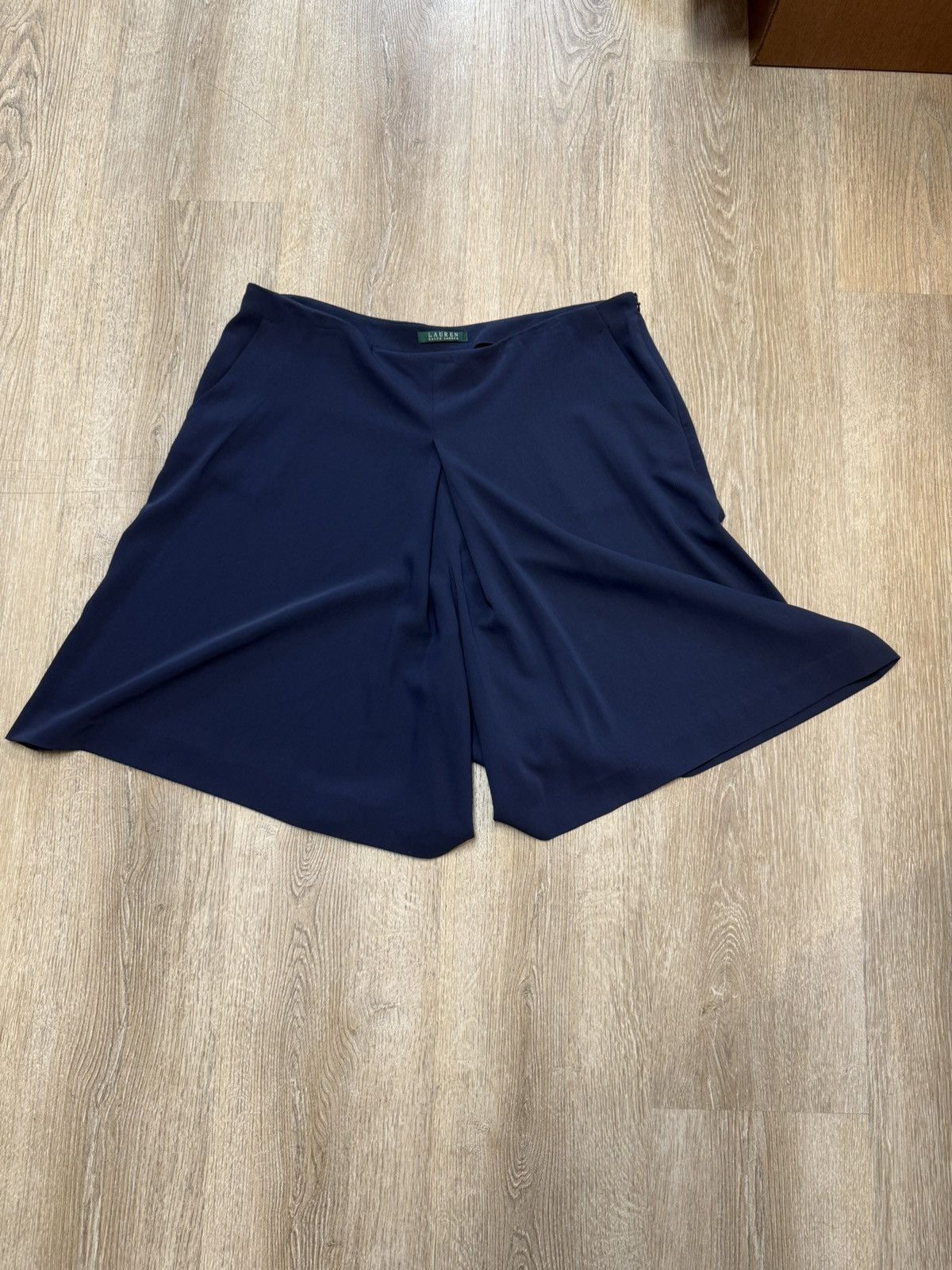 Lauren Ralph Lauren Navy Trouser Shorts Lauren Ralph Lauren Size 38" / US 16 / IT 52 - 1 Thumbnail