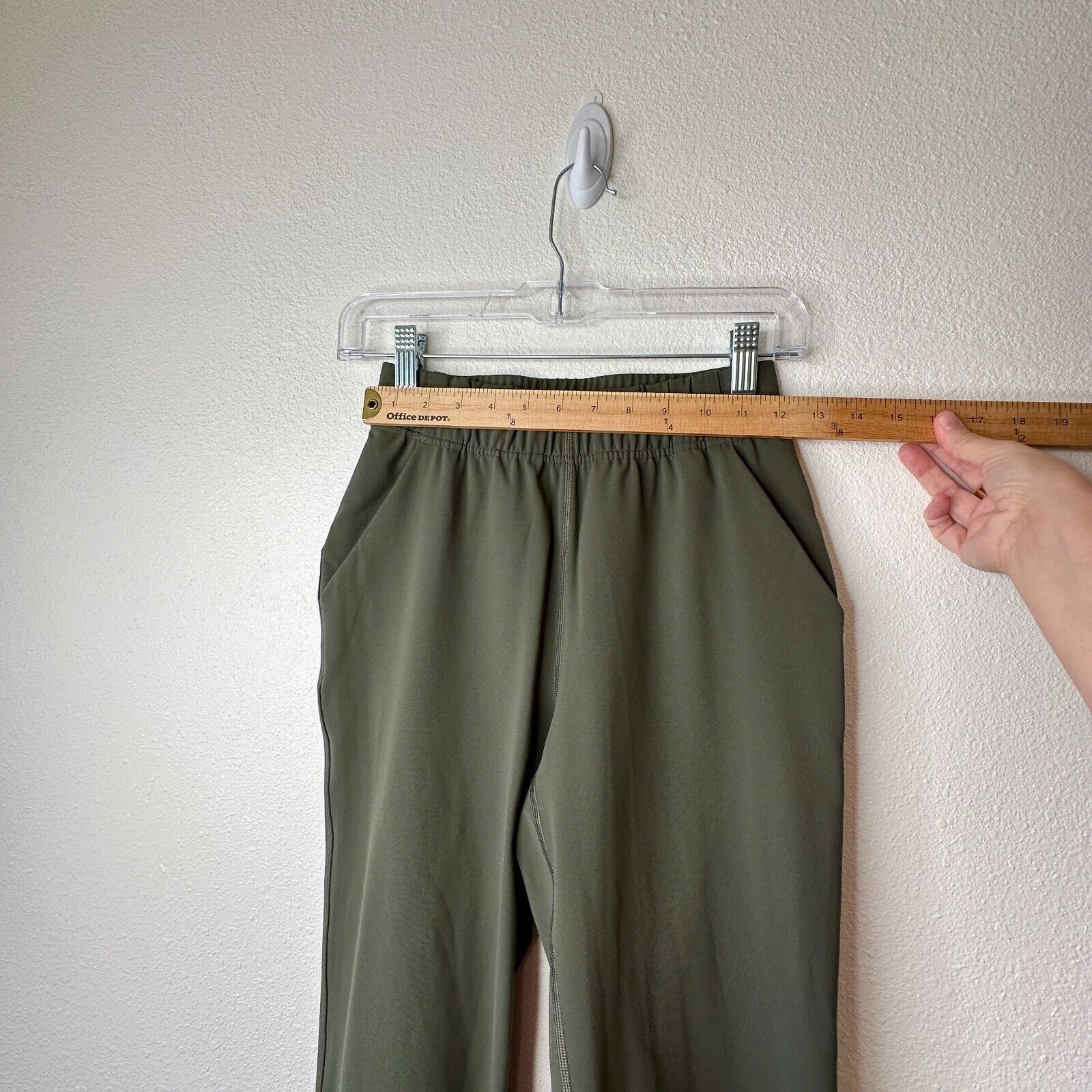 Aritzia The Group by Babaton Olive Weekender Stretch Pocket Jogger Size 24" / US 00 / IT 34 - 12 Thumbnail