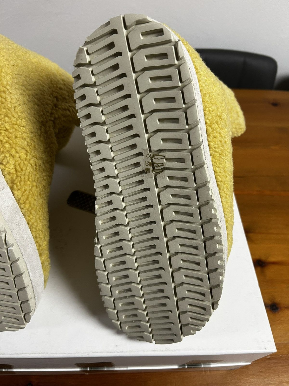 PDF PDF CHANNEL NEVE FUR BOOTS Size US 10 / EU 43 - 9 Thumbnail