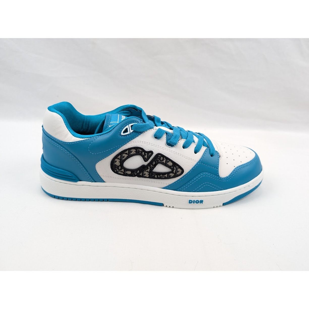 o1rshd1 B57 Low-Top Sneakers in Light Blue