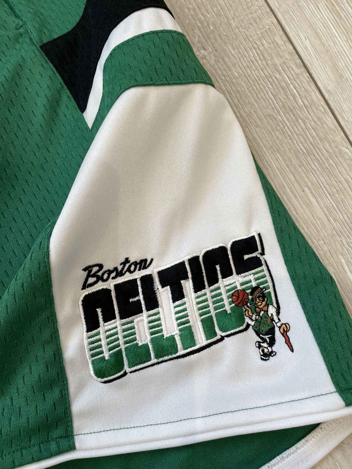 Adidas × NBA × Vintage Vintage Adidas Boston Celtics NBA Shorts Mens L Green Size US 34 / EU 50 - 3 Thumbnail