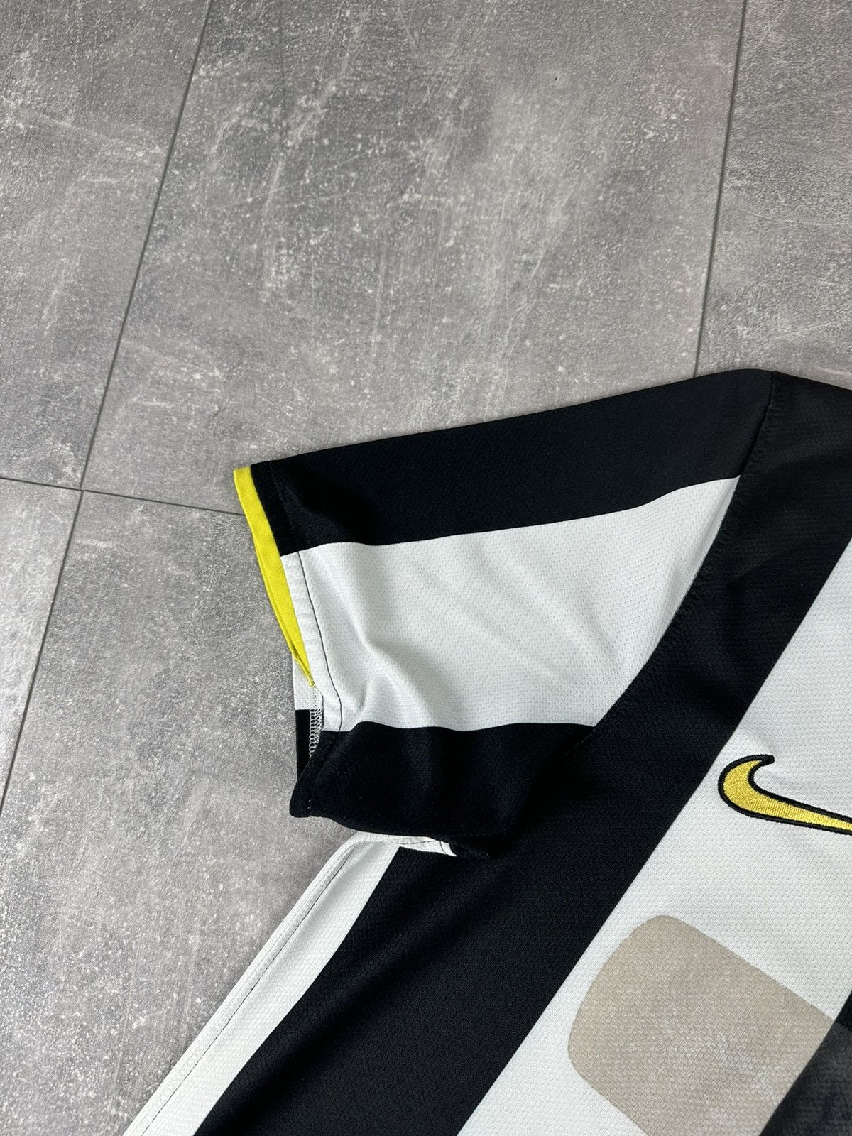 Nike Nike Juventus 2009/10 Home Soccer Football Jersey Size US S / EU 44-46 / 1 - 9 Thumbnail