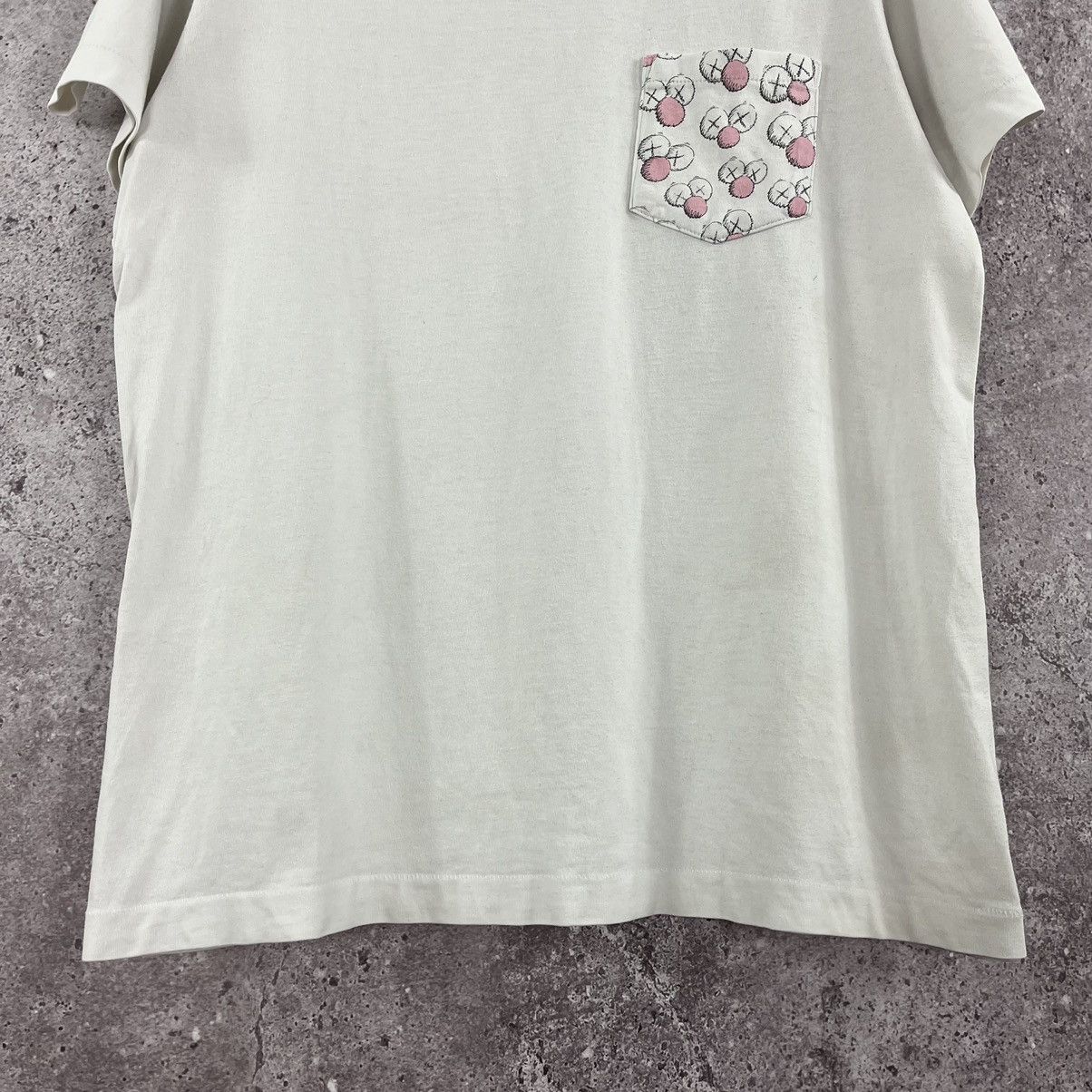 Kaws × Uniqlo Uniqlo x Kaws T-Shirt Pocket Logo Y2K White Size S Size US S / EU 44-46 / 1 - 7 Thumbnail