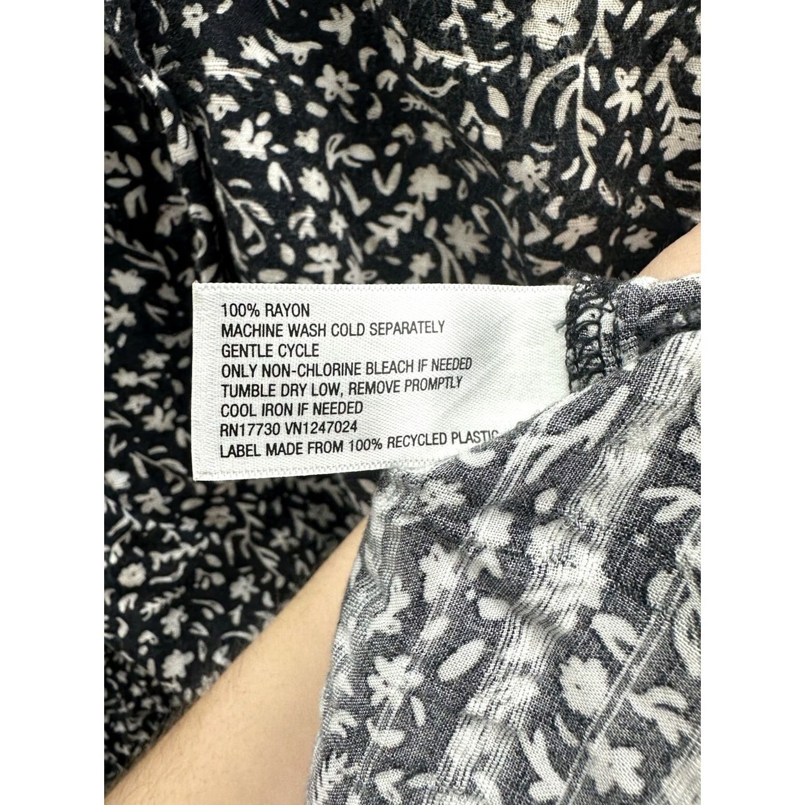 Vintage VINTAGE? No — Universal Thread Black Floral Button-Up Long Sleeve Blouse XS Women’s Shirt Size XS / US 0-2 / IT 36-38 - 6 Thumbnail