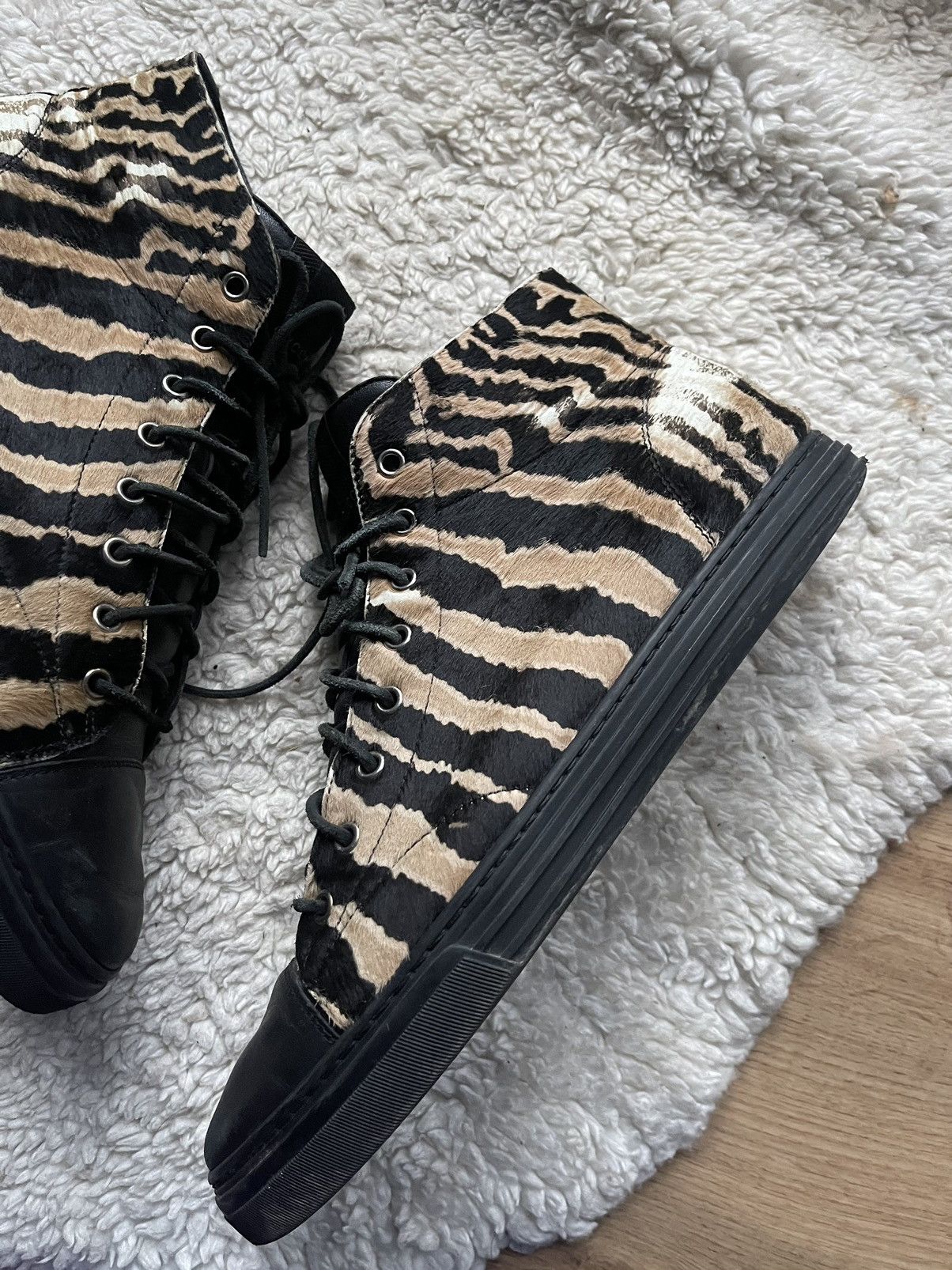 Gucci Gucci pony hair leather tiger print hi top sneakers Size US 9 / EU 42 - 3 Thumbnail