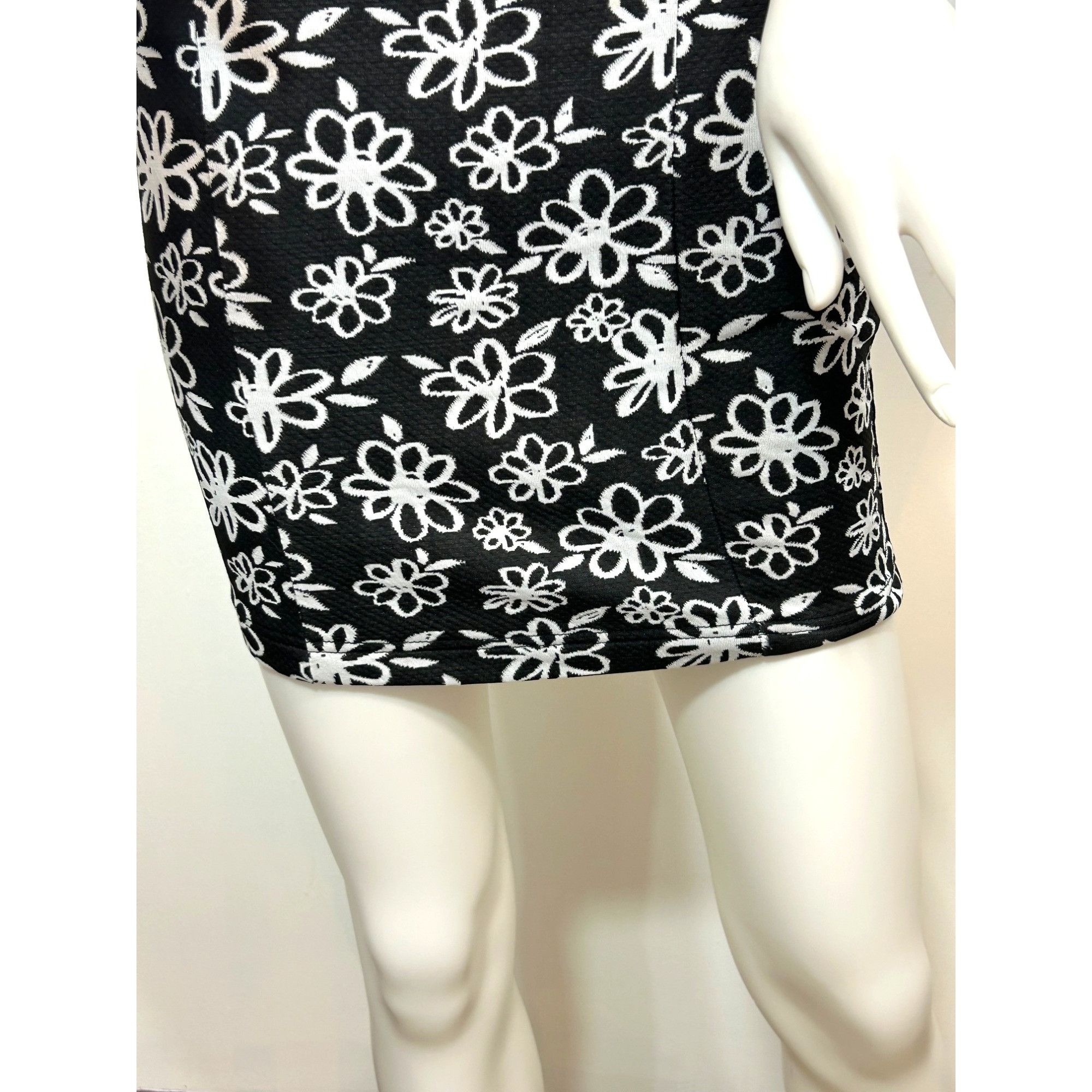 Forever 21 Forever 21 Mini Dress S Sleeveless Black White Floral Fitted Size S / US 4 / IT 40 - 11 Thumbnail