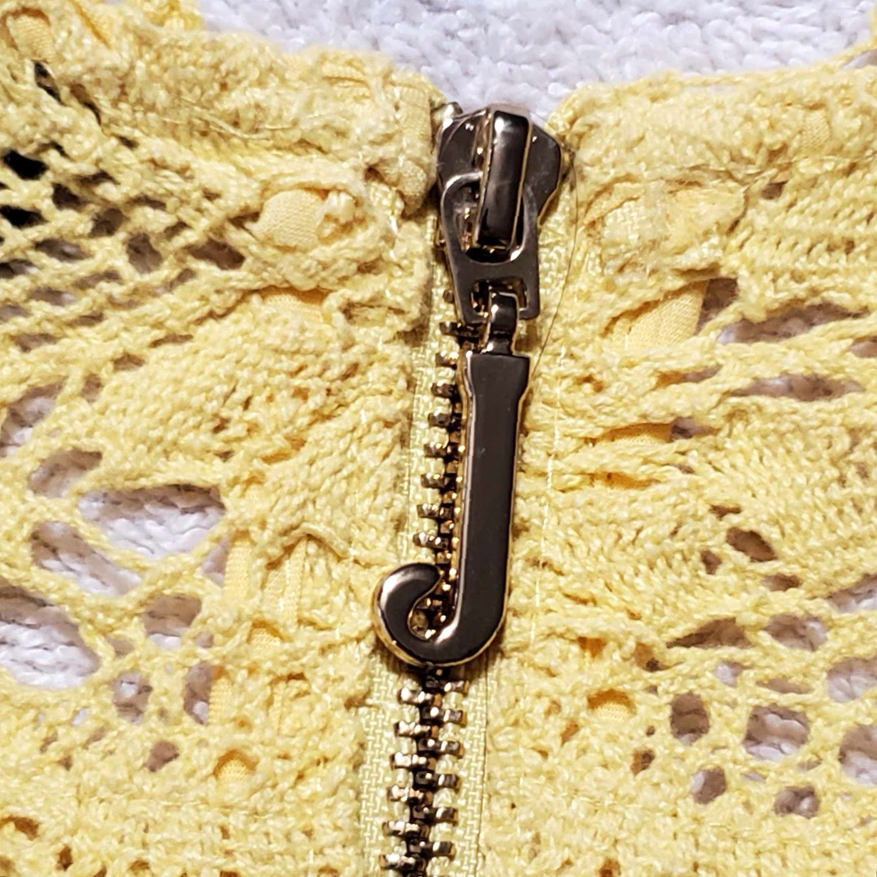 Juicy Couture VINTAGE Juicy Couture Dress Sunlit Lydia Guipure Lace Sheath Yellow NWT 6 Women's Short Sleeve V-Neck Zip Casual Modern Classic Size M / US 6-8 / IT 42-44 - 3 Thumbnail