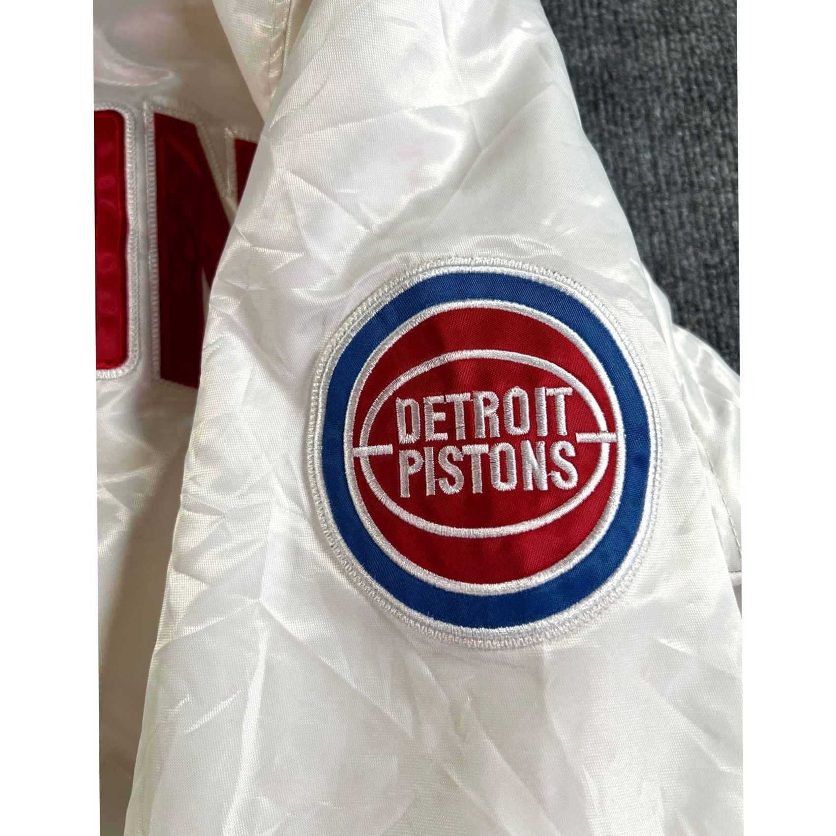 Starter VINTAGE Starter Detroit Pistons Jacket Mens 2XL White Satin Varsity Slim Fit Snap Embroidered Logo Quilted Pockets Basketball 90s Hip Hop Streetwear" Size US XXL / EU 58 / 5 - 4 Thumbnail