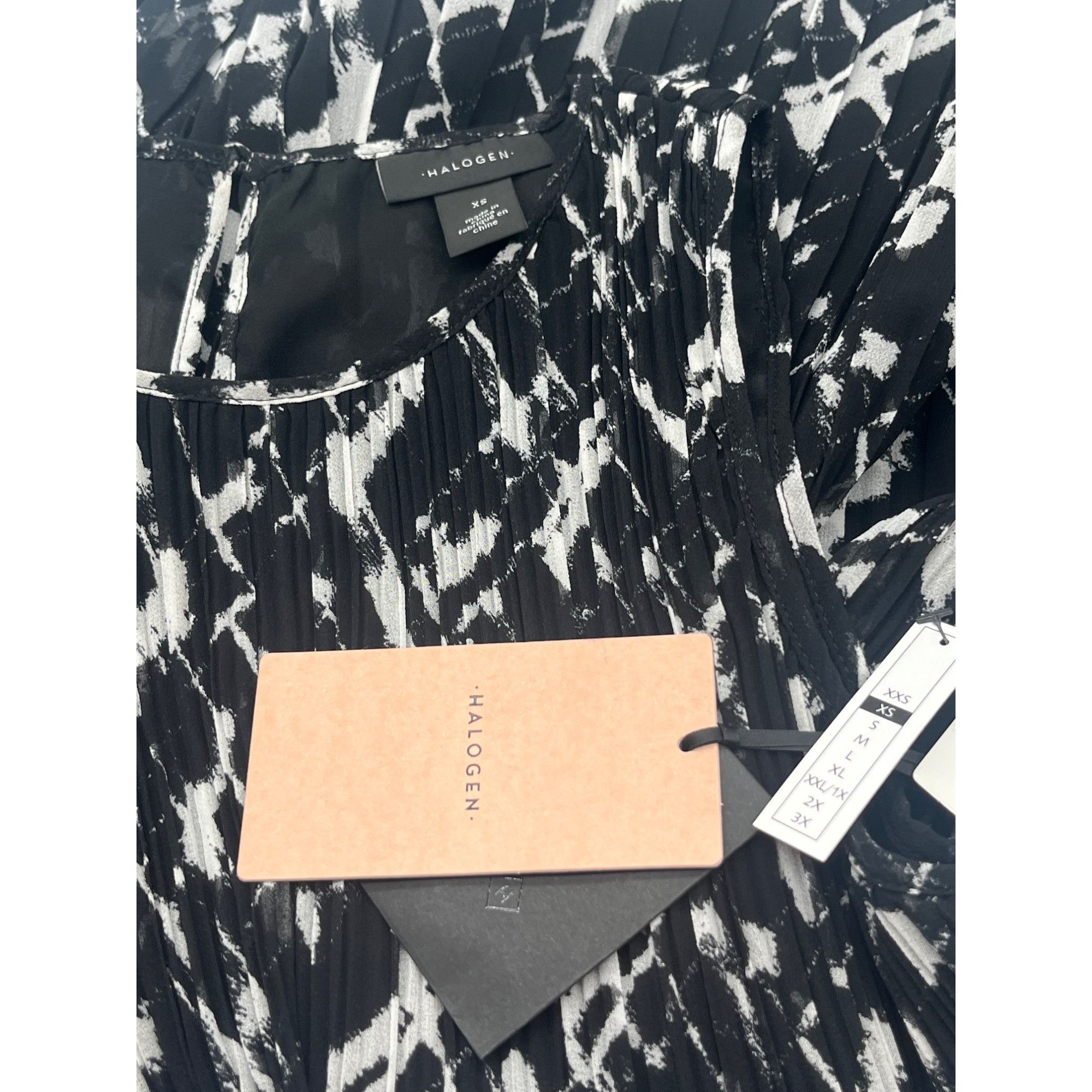 Other Halogen(R) Sleeveless Pleated Georgette Top in Black- Ivory Size XS / US 0-2 / IT 36-38 - 8 Thumbnail