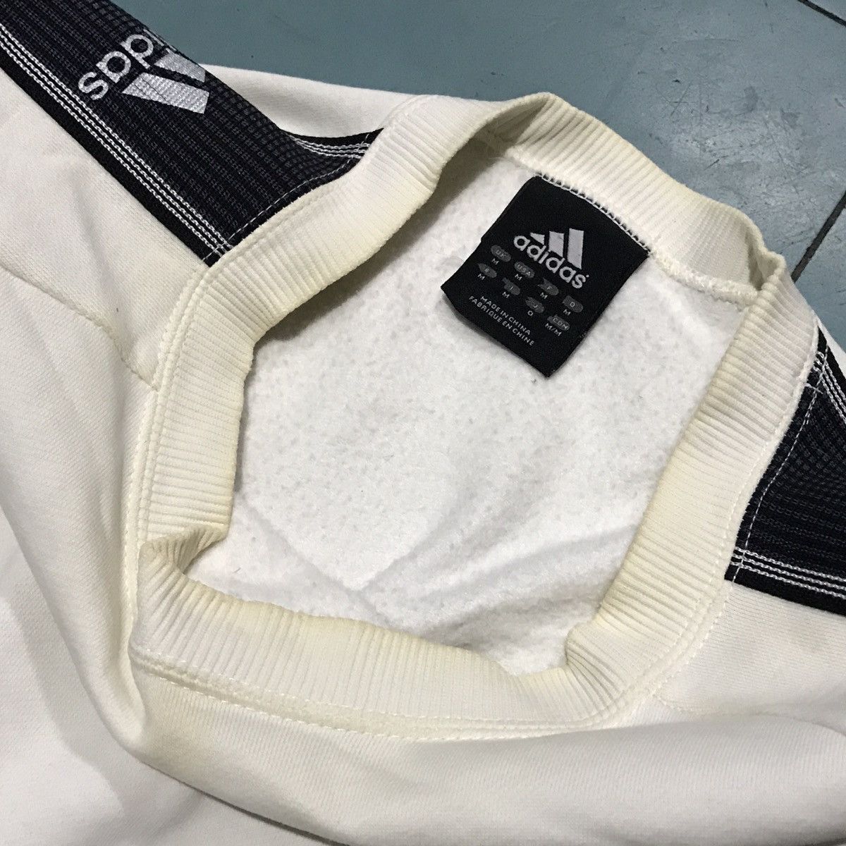 Adidas adidas white/black stripe sweather Size US M / EU 48-50 / 2 - 10 Thumbnail