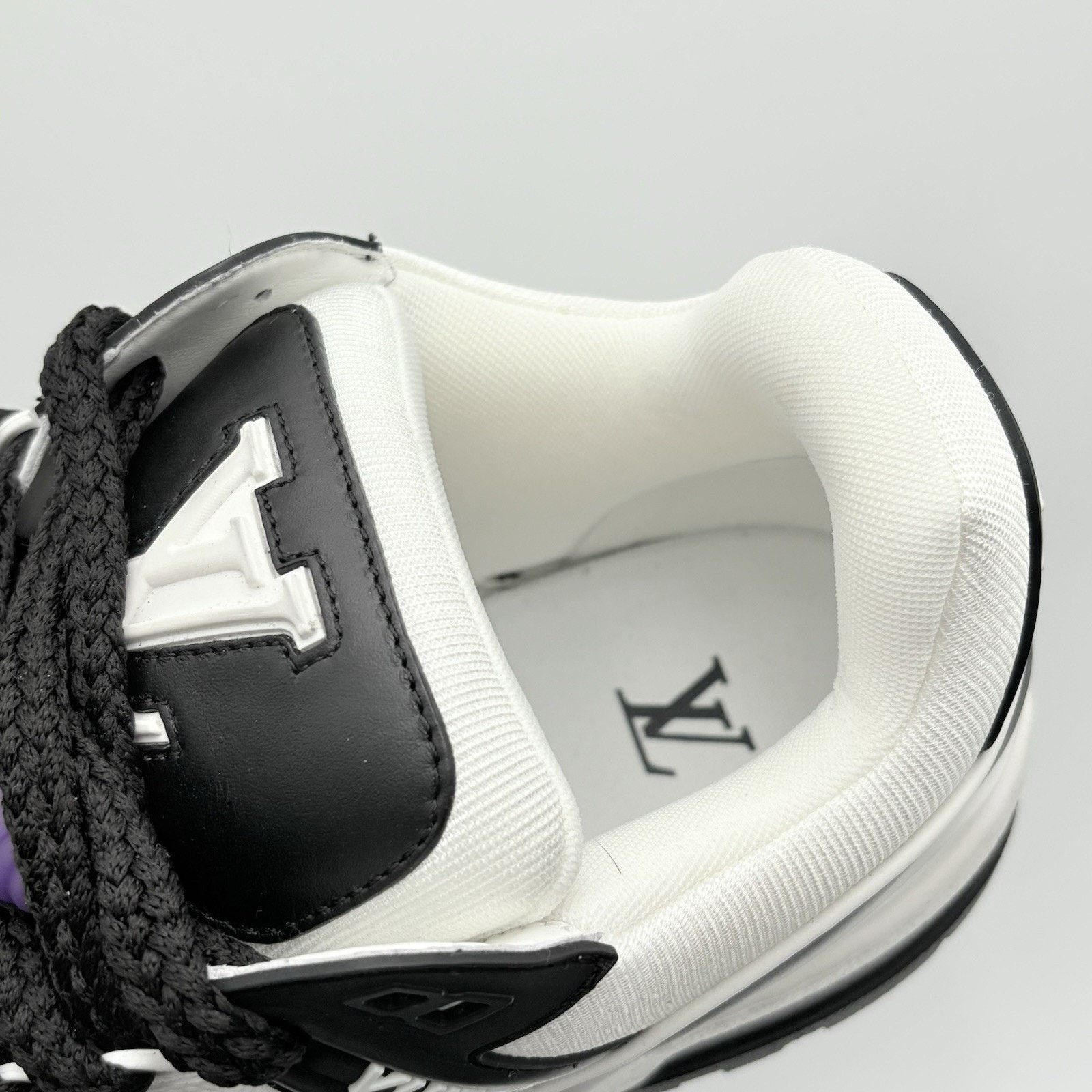 Louis Vuitton (10-10.5 US) Louis Vuitton Maxi ' Black White ' | EXCELLENT! Size US 10 / EU 43 - 6 Thumbnail