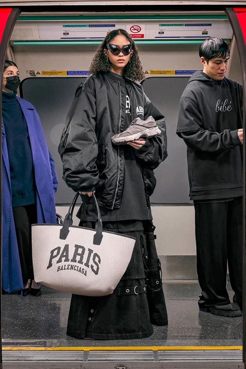 Balenciaga Balenciaga SS 22 City Limited Paris embroidered logo crewne Size US XS / EU 42 / 0 - 6 Thumbnail