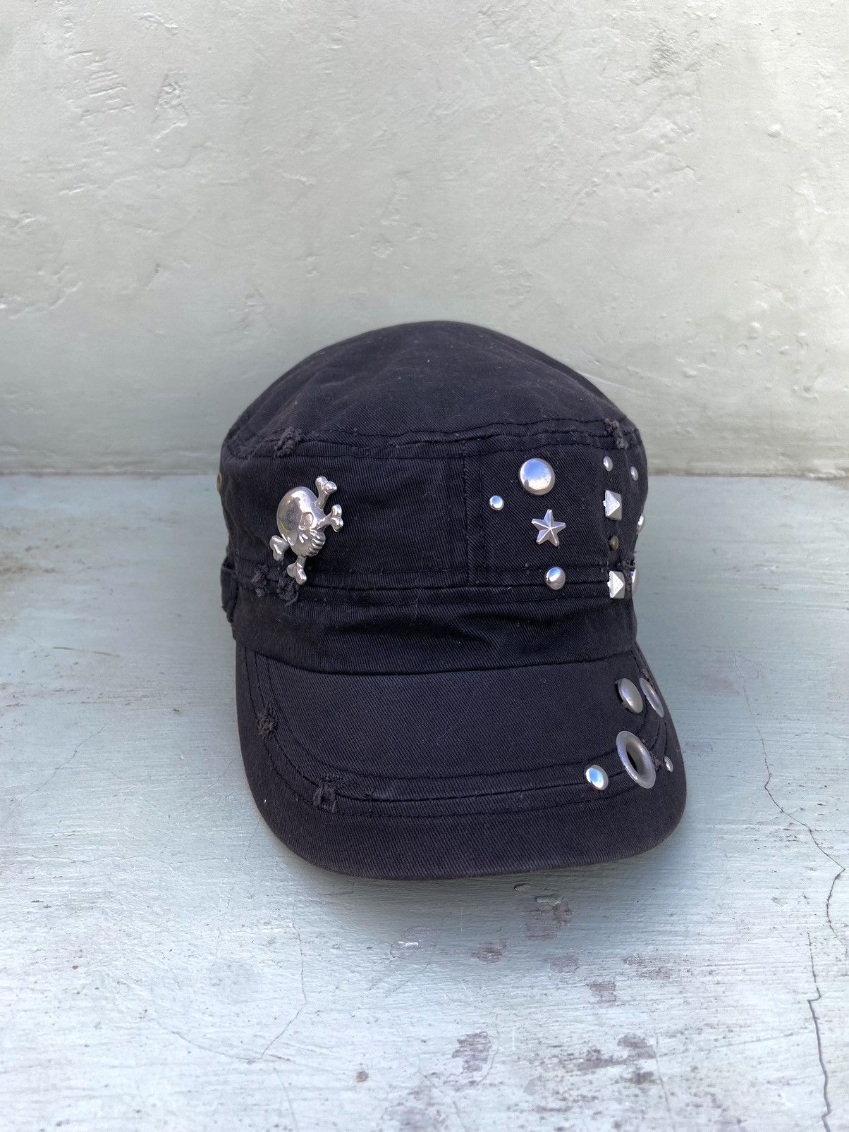 If Six Was Nine 2000s skull & button studded patrol hat Size ONE SIZE - 1 Thumbnail