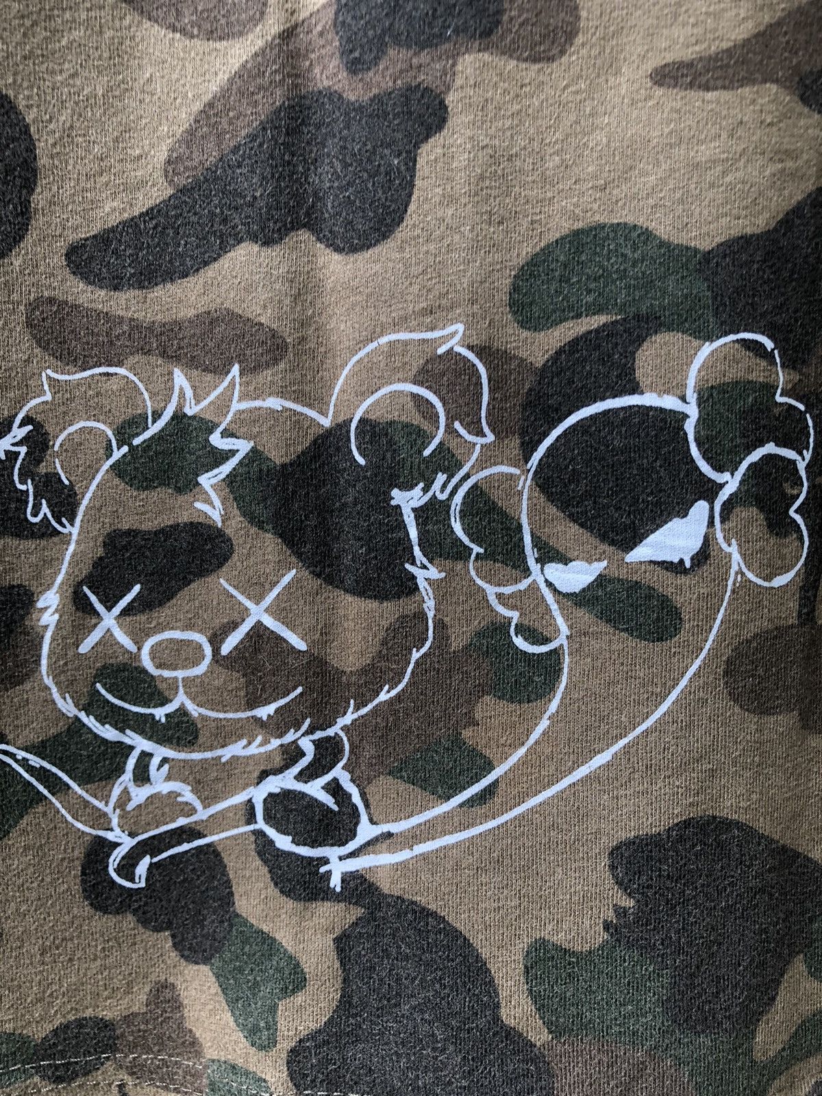 Japanese Brand RARE Vintage Japanese Brands Kaws Camo Tshirt Size US L / EU 52-54 / 3 - 14 Thumbnail