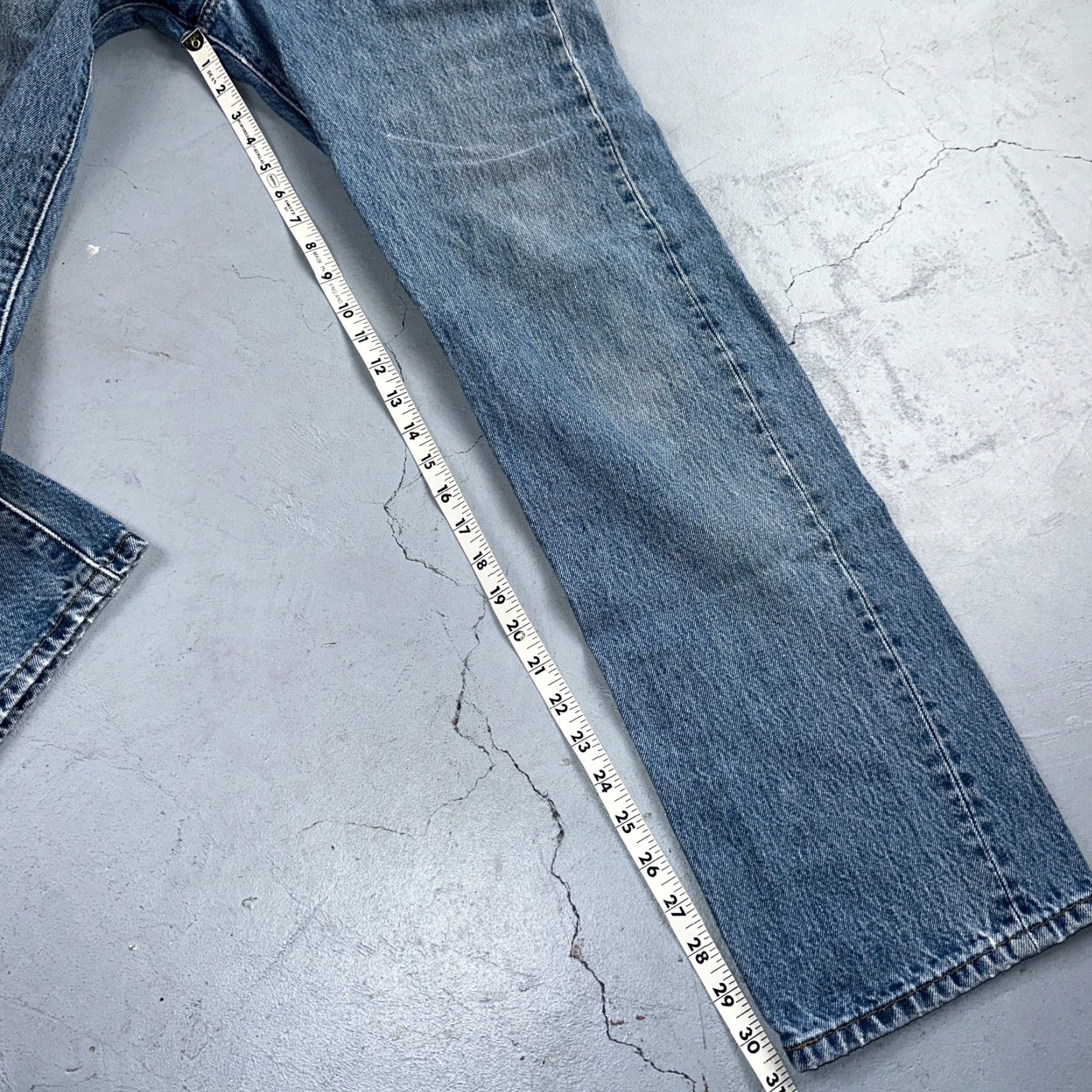 Levi's VINTAGE Levi's 501 Jeans Men Straight Leg 90s Light Wash Blue 30x32 Size US 30 / EU 46 - 5 Thumbnail