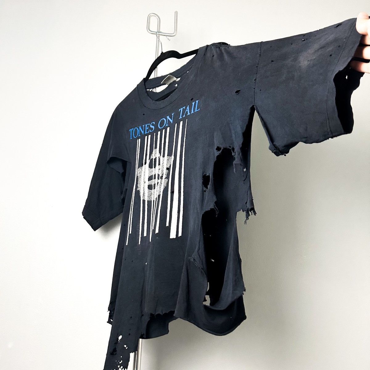 Vintage 90’s THRASHED Tones On Tail T-Shirt Size US L / EU 52-54 / 3 - 4 Thumbnail