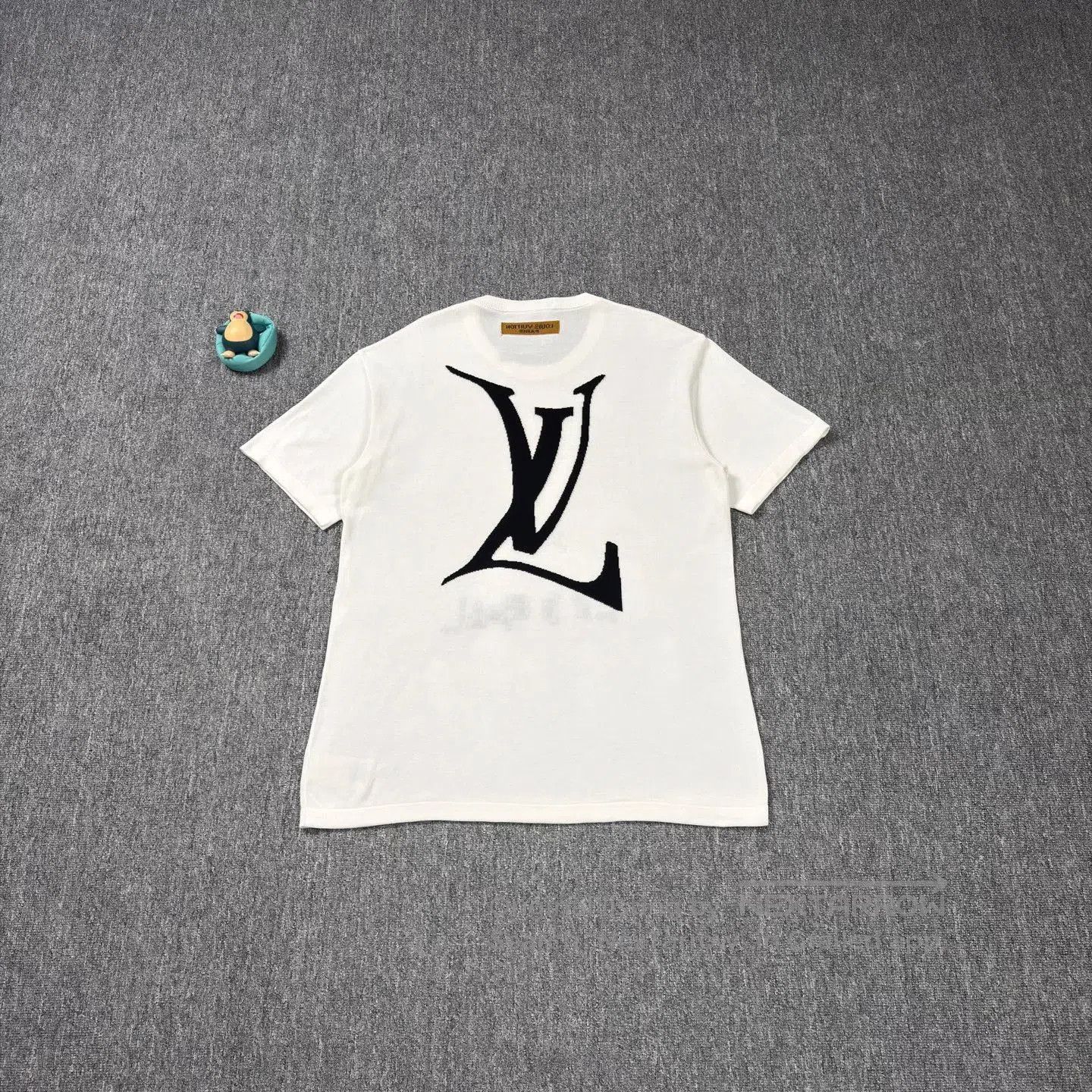 Louis Vuitton LV Curved Large Logo Beige Knit Tee. Size US XL / EU 56 / 4 - 2 Thumbnail