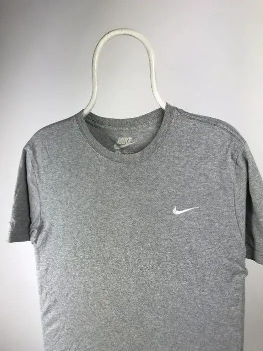Nike Nike T-shirt embroidered logo swoosh size Medium Size US M / EU 48-50 / 2 - 2 Thumbnail