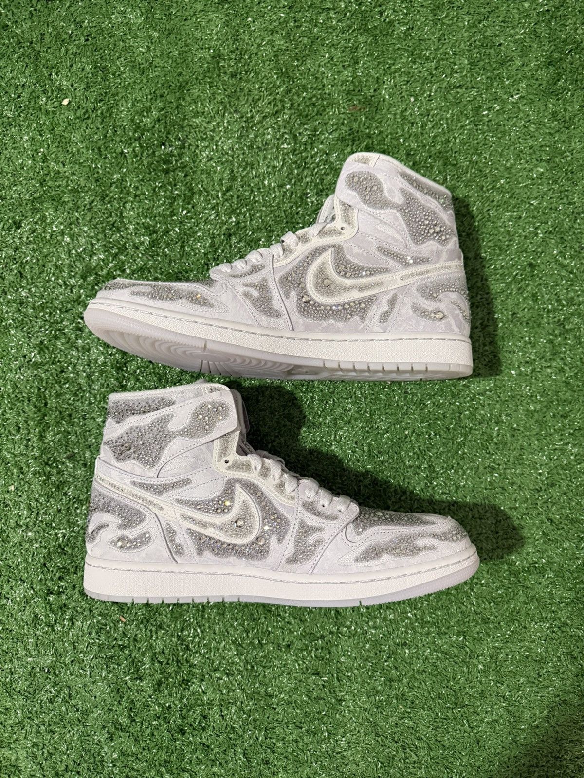 Jordan Brand WMNS AIR JORDAN 1 RETRO HI OG “Swarovski Vast Grey W13” Size US 12 / IT 42 - 2 Thumbnail