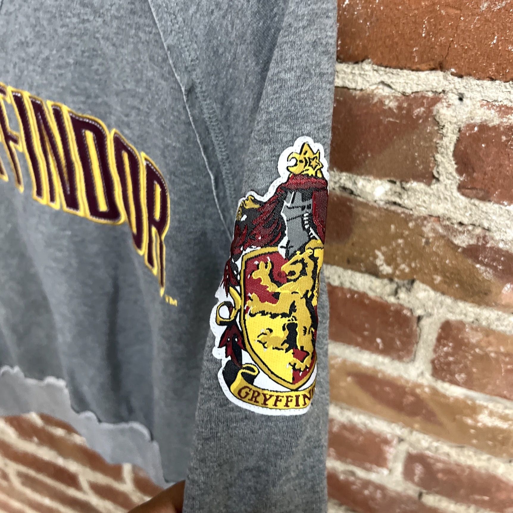 Vintage VINTAGE Harry Potter Sweater Womens XS Gray Gryffindor Pullover Wizarding World Size XS / US 0-2 / IT 36-38 - 2 Thumbnail