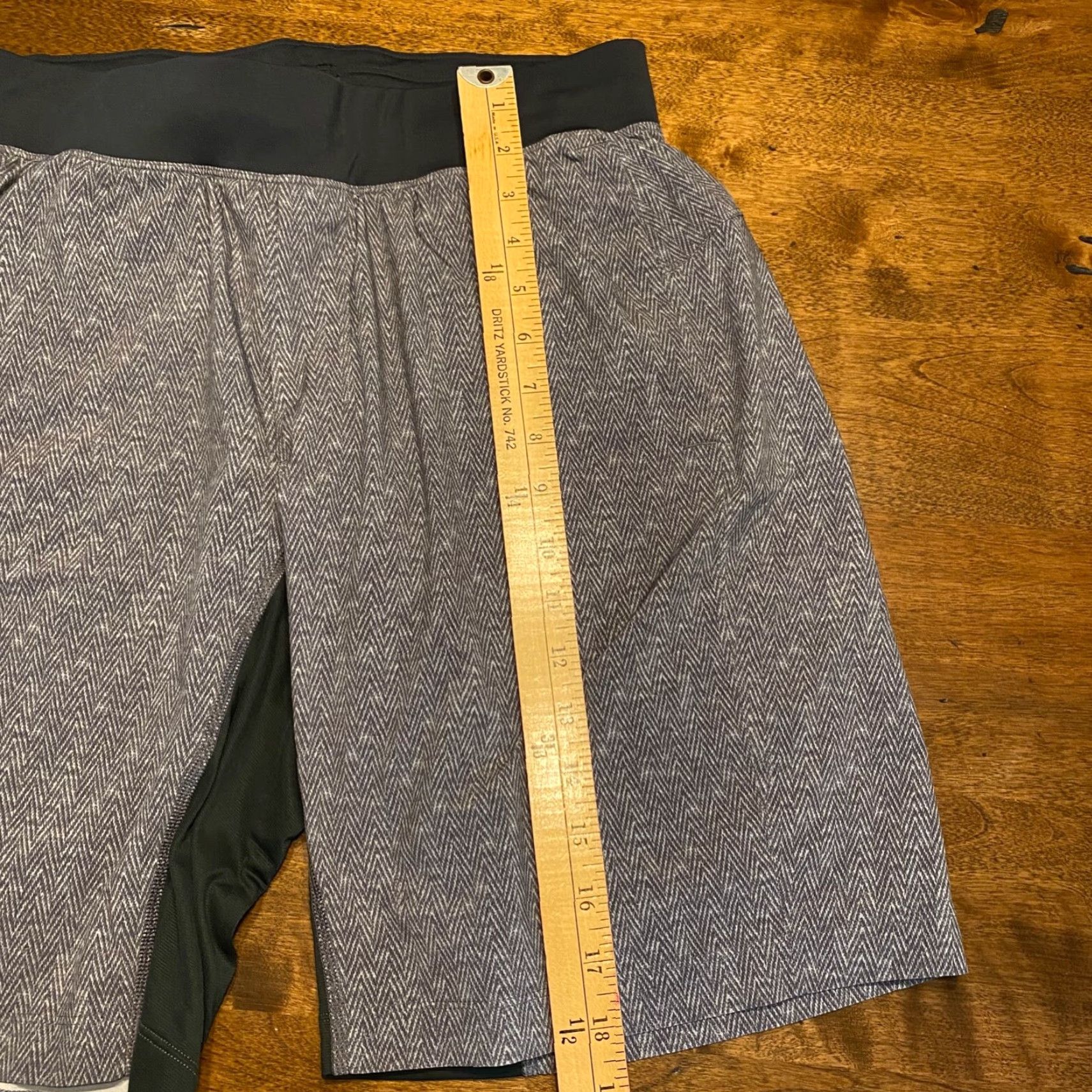 Lululemon Lululemon Shorts Mens M Green Lined 9" Inseam Athletic Shirt? Size US 31 - 7 Thumbnail