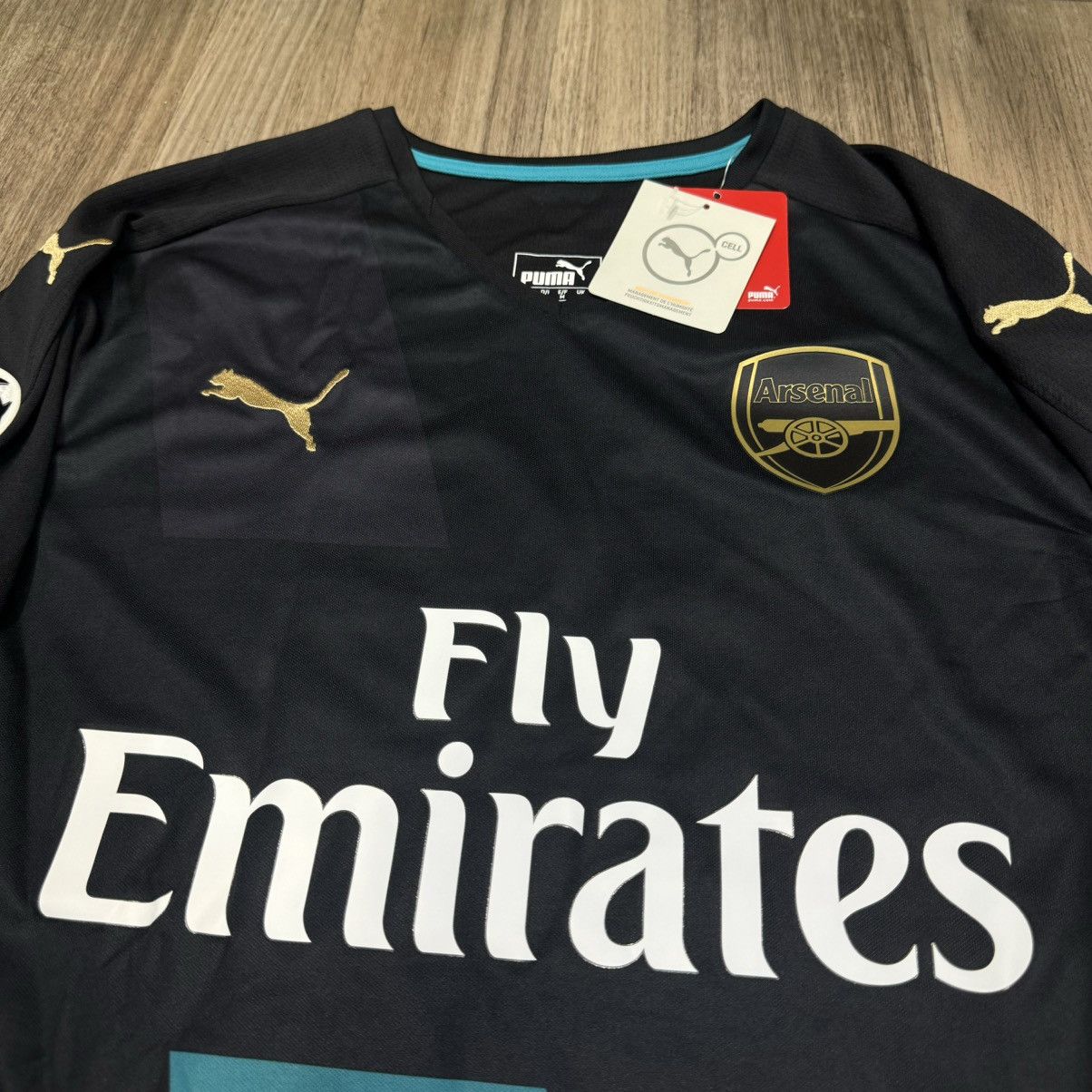 Puma Arsenal 15/16 C/L away shirt #11 ozil (bnwt) Size US M / EU 48-50 / 2 - 3 Thumbnail