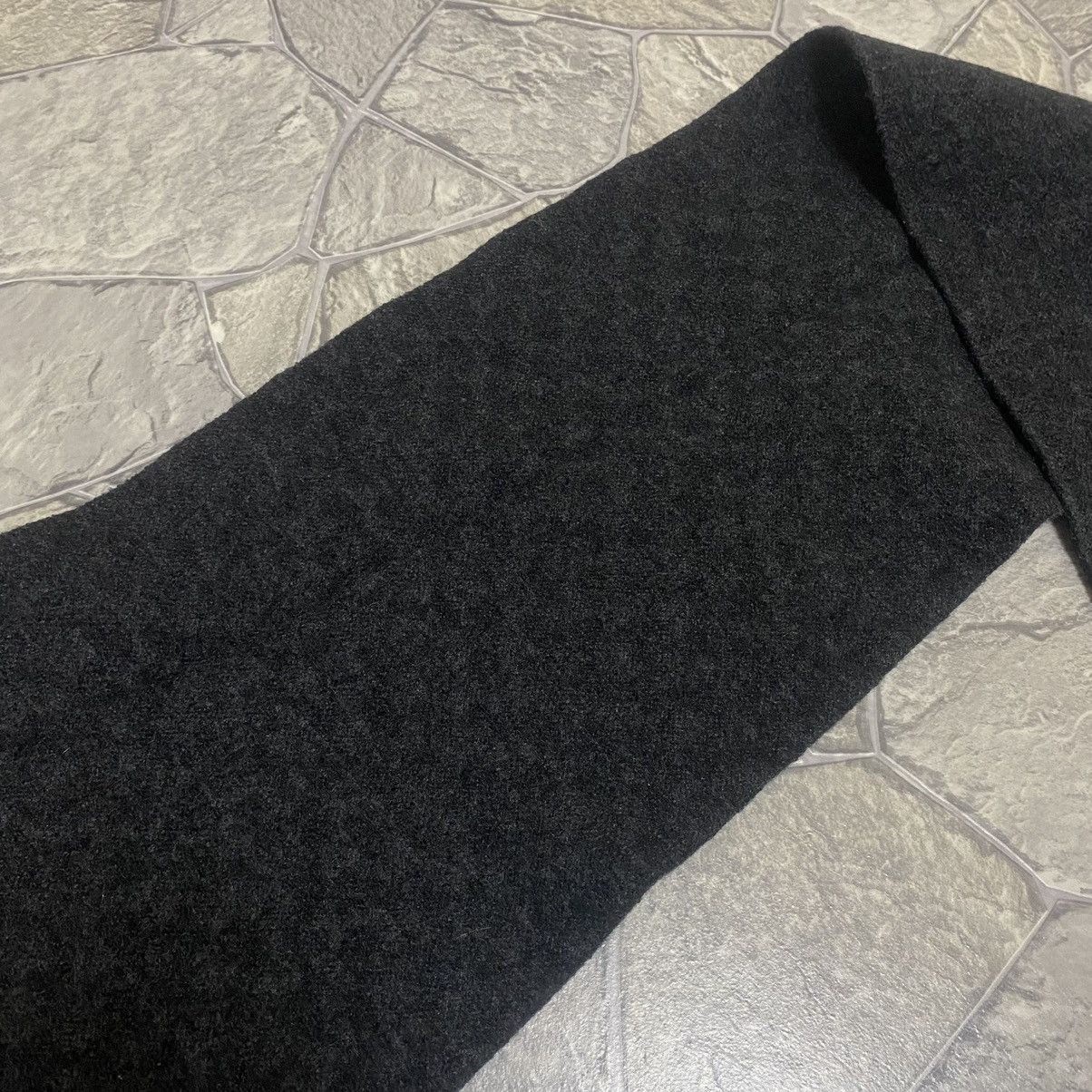 Louis Vuitton Louis Vuitton Scarf Logo Black Wool Size ONE SIZE - 2 Thumbnail