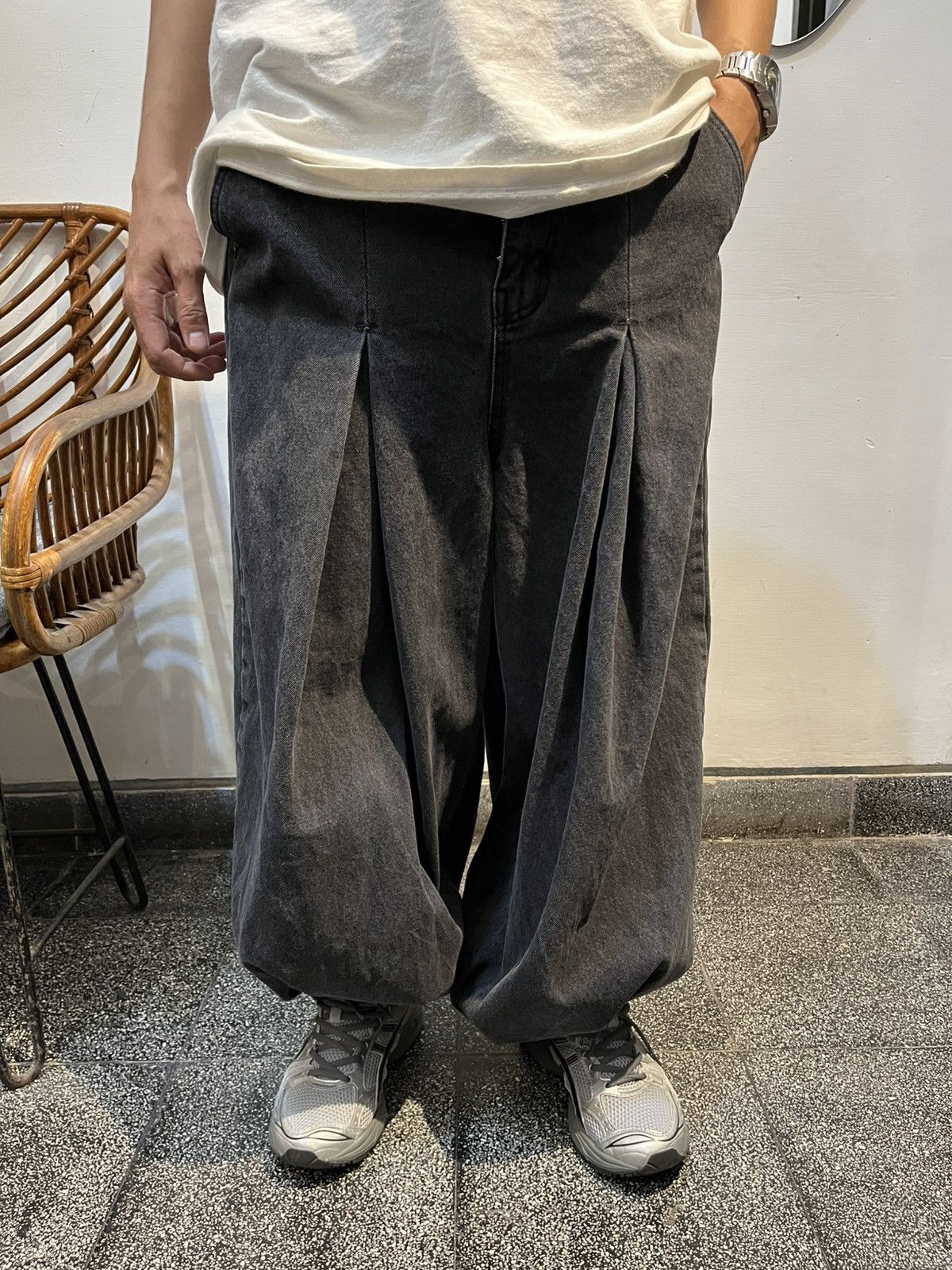 Japanese Brand ANGLAN, WIDE BALLOON PANTS PINTUCK DENIM! Size US 34 / EU 50 - 2 Thumbnail