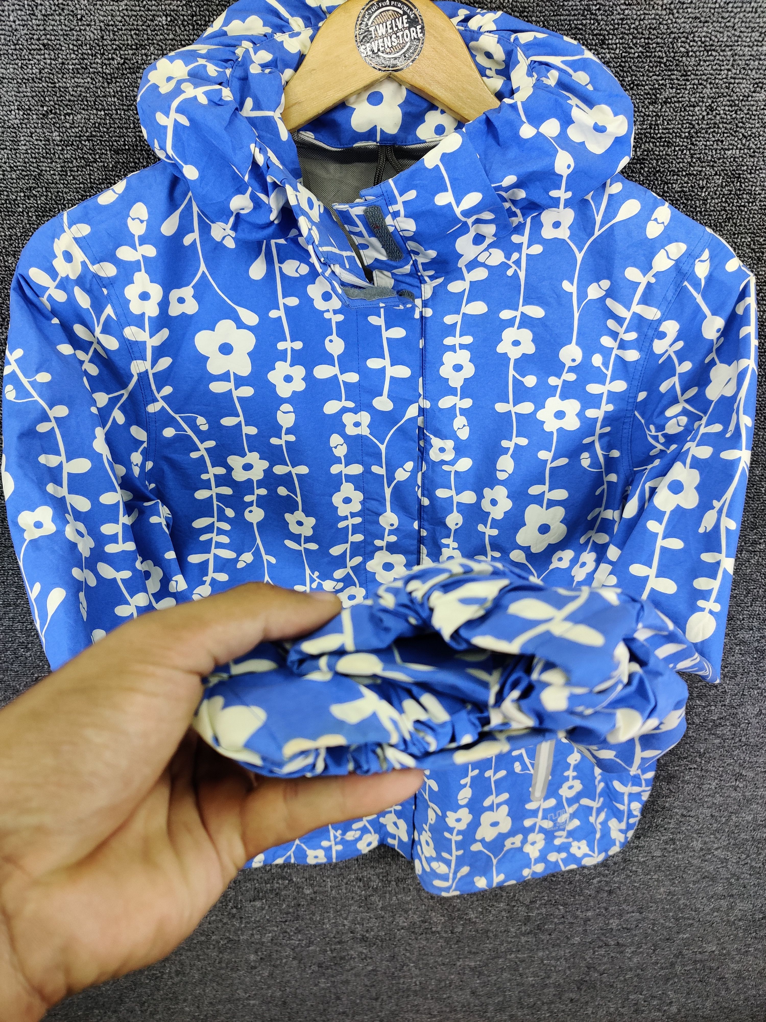 Helly Hansen Vintage Helly Hansen Fullprint Jacket Nice Design Size US L / EU 52-54 / 3 - 10 Thumbnail