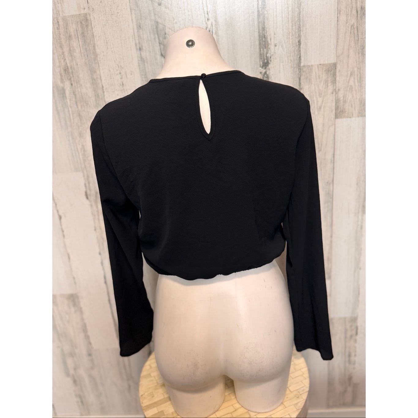 H&M H&M Divided Black Long Sleeve Crop Top Keyhole Twist Front S Size M / US 6-8 / IT 42-44 - 7 Thumbnail
