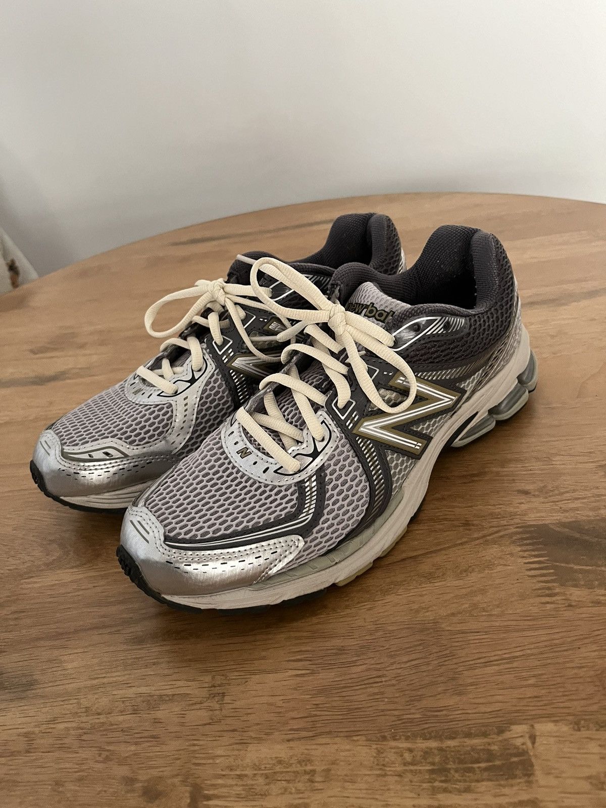 New Balance New Balance 860v2 Size US 10 / EU 43 - 1 Thumbnail