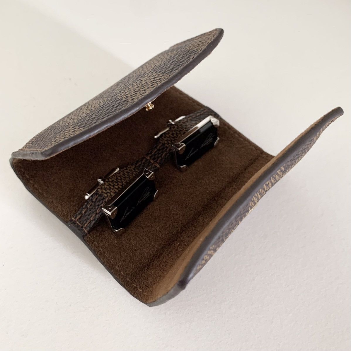 Louis Vuitton Louis Vuitton sterling silver trunk onyx cuff links in case Size ONE SIZE - 9 Thumbnail