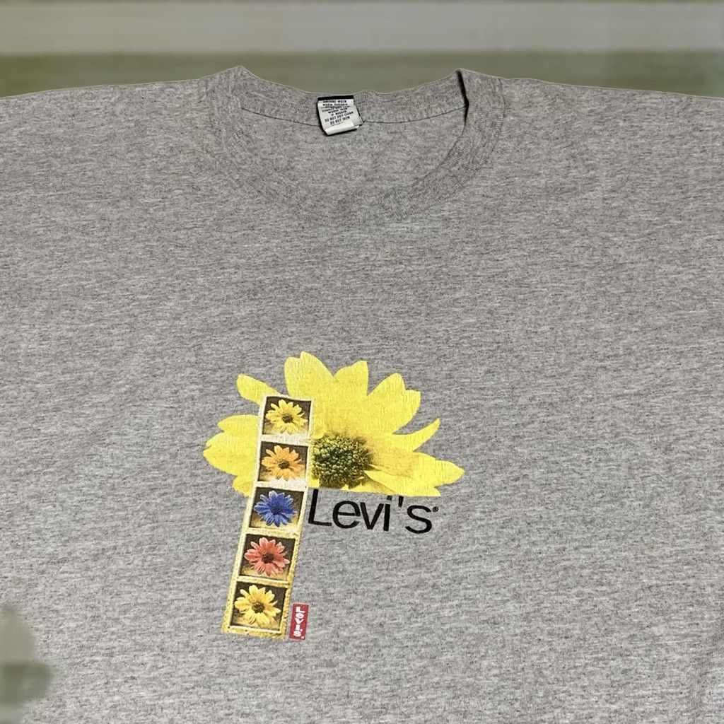 Vintage VINTAGE Levis T Shirt Women’s 3X Gray Sunflowers USA Made Short Sleeve Crew Neck Casual Size XXL / US 16-18 / IT 52-54 - 1 Thumbnail