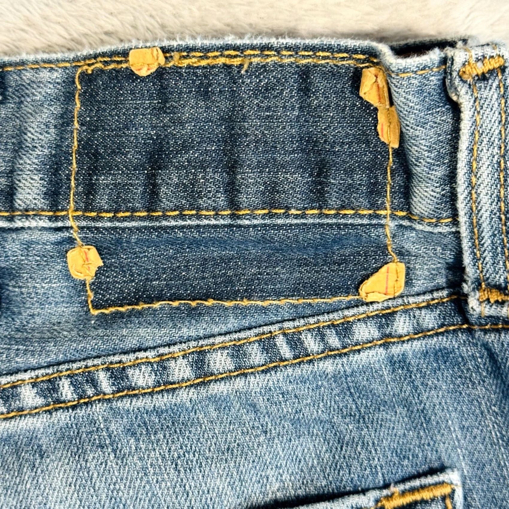 Levi's Levi's 501 Jeans Mens Regular Blue Light Wash Straight Denim Button Fly 40x36 Regular Distinctive Denim Five-Pocket Style Size US 40 / EU 56 - 7 Thumbnail