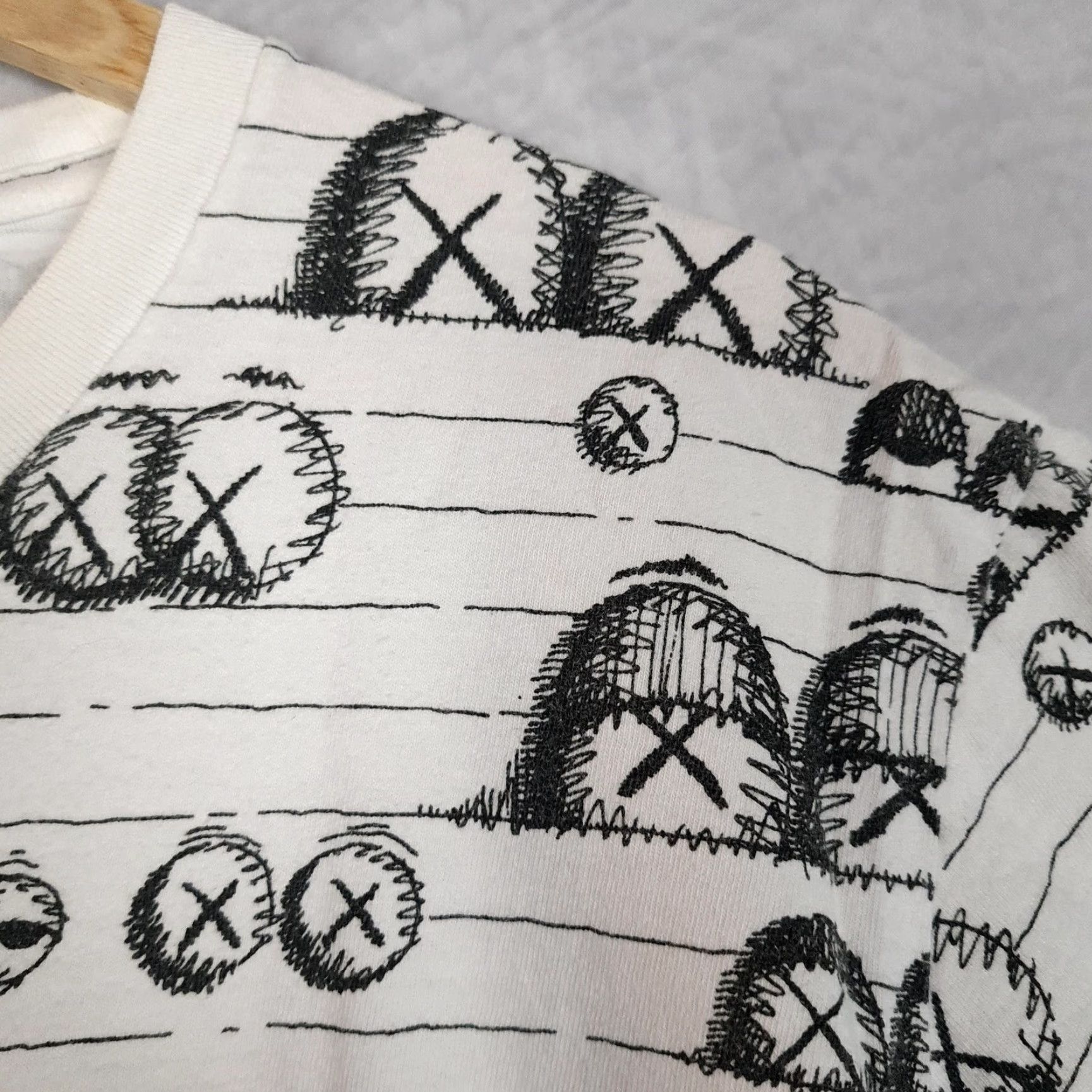 Uniqlo Uniqlo KAWS UT Shirt Mens Large White All Over Eyes Graphic Tee Streetwear Size US L / EU 52-54 / 3 - 4 Thumbnail