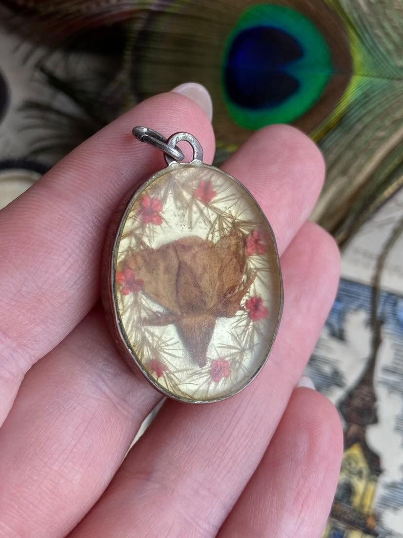 Vintage Vintage Bronze Women's Jewelry Pendant Dry Flowers Resin Size ONE SIZE - 3 Thumbnail