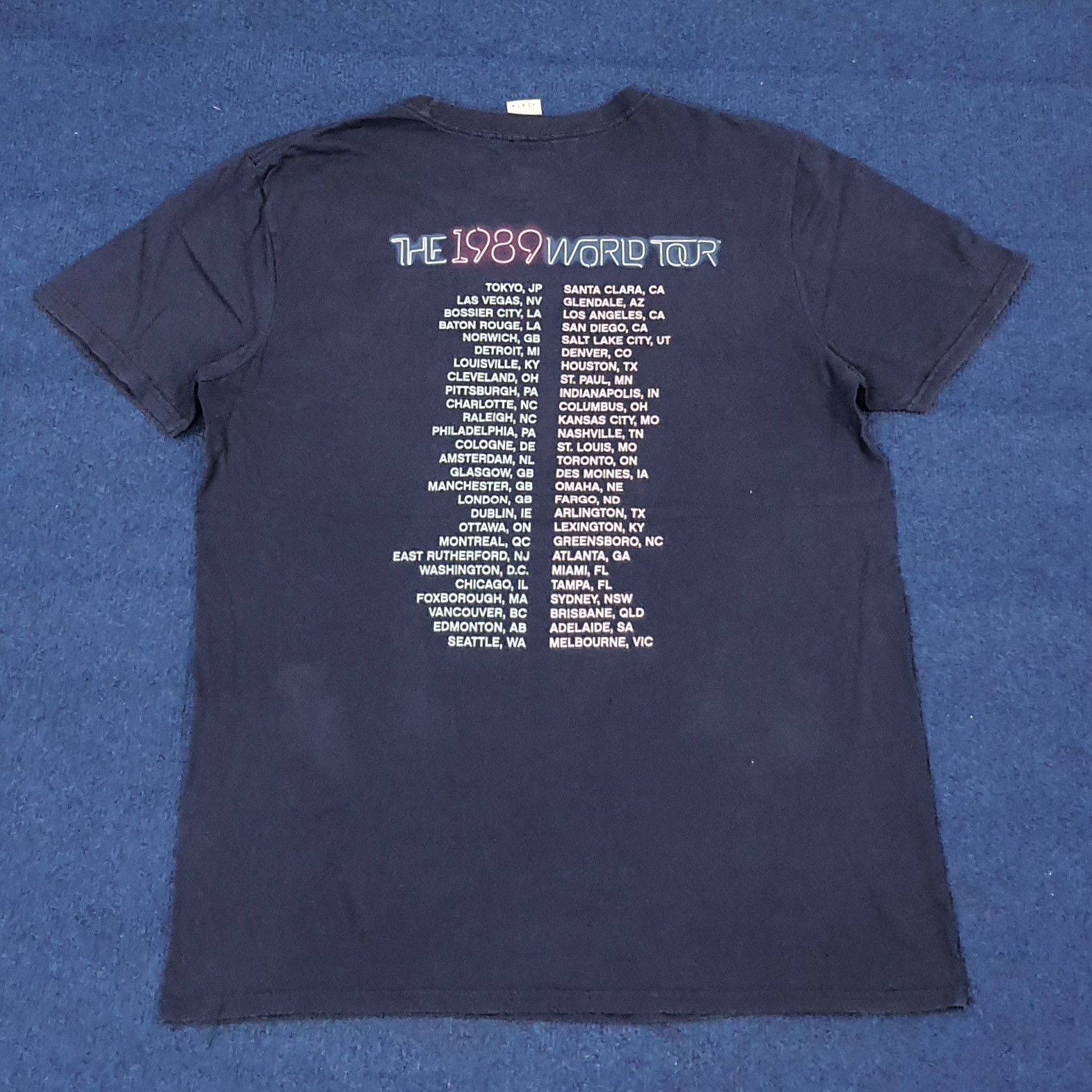 Band Tees Vintage Taylor Swift The 1989 World Tour Tees C223N84 Size US L / EU 52-54 / 3 - 3 Thumbnail